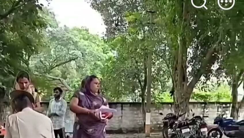 बारां में जेल की सलाखों के पीछे छलक उठीं बहनों की आंखें,
रक्षाबंधन के पावन पर्व पर उपकारागार में भावुक कर देने वाला नजारा देखने को मिला। अपने भाइयों की कलाई पर राखी बांधने पहुंची बहनों की आंखें उस वक्त नम हो गईं, जब सलाखों के पीछे खड़े भाइयों से उनका सामना हुआ। बहनों ने भाई की कलाई पर राखी बांधी, मिठाई खिलाई और उनकी लंबी उम्र की कामना की, लेकिन इस खुशी के बीच जुदाई का दर्द भी आंखों से छलक पड़ा।
सलाखों के इस पार बहन का प्यार था तो उस पार भाई की आंखों में भावनाएं। कुछ पल के इस मिलन में शिकायतें भी थीं, यादें भी थीं और जल्द फिर साथ होने की उम्मीद भी। रक्षाबंधन के इस पावन पर्व पर जेल की दीवारों ने भी भाई-बहन के रिश्ते की गहराई को महसूस किया।
राखी तो कलाई पर बंध गई, लेकिन बहन की आंखों में भाई से मिलने की आस रह गई…सलाखें भले ही रिश्तों के बीच थीं, मगर बहन का प्यार आज भी उन सलाखों से कहीं ज्यादा मजबूत नजर आया।
शहर कांग्रेस बारां #BaranBJP #dcdmbaran #baransp #rakshabandhan #rakhi #rakhispecial #jail #sisters #Baran