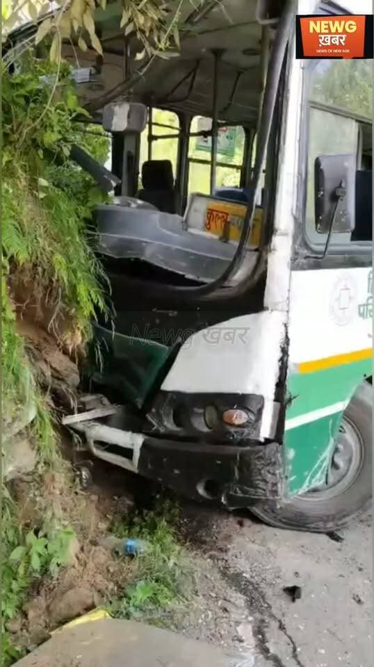 कुल्लू
जिलामुख्यालय नकव साथ सटी व्यासर भेखली सड़क में HRTC बस दुर्घटनाग्रस्त
HRTC की बस पहाड़ी से टकराई
HRTC बस में सवार करीब 70 लोगों में 38 लोग हुए घायल
घायलों को क्षेत्रीय अस्पताल कुल्लू ईलाज के लिए पहुंचाया
घायलों में ज्यादातर महिलाएं शामिल
रक्षा बंधन के लिए महिलाएं कर रही थी सफर
व्यासर भेखली से कुल्लू बस की तरफ आ थी बस