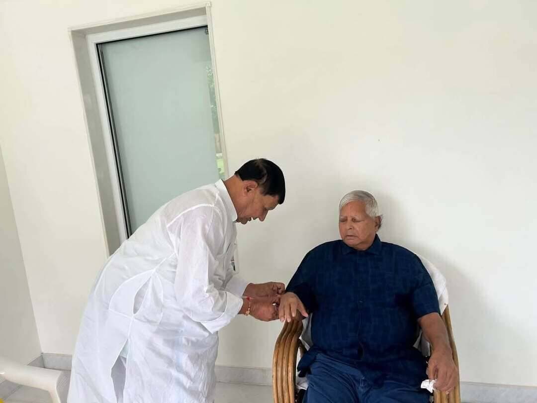 दिनारा के राम बच्चन पांडेय ने लालू यादव को बांधा रक्षा सूत्र
रक्षाबंधन के पावन अवसर पर नई दिल्ली में दिनारा के राम बच्चन पांडेय ने राष्ट्रीय जनता दल के राष्ट्रीय अध्यक्ष एवं बिहार के पूर्व मुख्यमंत्री लालू प्रसाद यादव को रक्षा सूत्र बांधा। इस दौरान उन्होंने लालू यादव के उत्तम स्वास्थ्य एवं दीर्घायु जीवन की ईश्वर से कामना की।
राम बच्चन पांडेय ने इस अवसर पर समस्त प्रदेशवासियों को रक्षाबंधन पर्व की हार्दिक बधाई एवं शुभकामनाएं दीं। उन्होंने कहा कि यह पावन पर्व भाई-बहन के प्रेम, विश्वास और आपसी स्नेह का प्रतीक है।