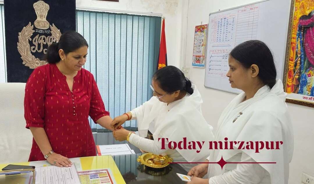 राखी के धागे में बंधा मिर्जापुर, 116 वर्षीय दादाजी से लेकर डीएम-डीआईजी तक ने बंधवाया रक्षा सूत्र
ब्रह्माकुमारीज के रक्षाबंधन समारोह में हजारों लोगों को मिला प्रेम, पवित्रता और भाईचारे का संदेश
मिर्जापुर। रक्षाबंधन के पावन पर्व पर ब्रह्माकुमारीज के प्रभु उपहार भवन, शुक्लहा में आयोजित समारोह प्रेम, आध्यात्मिकता और भाईचारे की अनूठी मिसाल बन गया। ब्रह्माकुमारी बहनों ने जिलाधिकारी पवन कुमार गंगवार, मंडल की डीआईजी पूनम समेत वरिष्ठ अधिकारियों, जनप्रतिनिधियों और हजारों लोगों को रक्षा सूत्र बांधकर पर्व का आध्यात्मिक संदेश दिया।
सेवा केंद्र प्रभारी बीके बिंदु दीदी ने कहा कि रक्षाबंधन सिर्फ भाई-बहन के रिश्ते का पर्व नहीं, बल्कि स्वयं को काम, क्रोध, लोभ, मोह, अहंकार, नफरत और अन्य बुराइयों से बचाने का संकल्प लेने का भी अवसर है। रक्षा सूत्र व्यक्ति को श्रेष्ठ संस्कार, पवित्रता और सकारात्मक जीवन की ओर बढ़ने की प्रेरणा देता है।
डीएम और डीआईजी को बांधा रक्षा सूत्र
बीके बिंदु दीदी एवं ब्रह्माकुमारी बहनों ने जिलाधिकारी पवन कुमार गंगवार को रक्षा सूत्र बांधा। डीएम ने बहनों के प्रति स्नेह एवं सम्मान व्यक्त किया और ब्रह्माकुमारीज के आध्यात्मिक एवं सामाजिक कार्यों की सराहना की। इस अवसर पर उनका परिवार भी मौजूद रहा।
मंडल की डीआईजी पूनम को भी रक्षा सूत्र बांधकर स्नेह मिलन किया गया। उन्होंने ब्रह्माकुमारीज केंद्र आने की इच्छा व्यक्त की। वहीं अपर आयुक्त प्रशासन राज कुमार द्विवेदी, राज्य मंत्री सोहनलाल श्रीमाली, विधायक रत्नाकर मिश्र एवं रमाशंकर पटेल सहित अनेक वरिष्ठ अधिकारियों और जनप्रतिनिधियों को भी रक्षा सूत्र बांधा गया।
116 वर्षीय दादाजी बने समारोह का भावुक पल
कार्यक्रम में सबसे खास और प्रेरणादायक दृश्य उस समय सामने आया, जब 116 वर्षीय दादाजी माता गुलाम उपाध्याय विशेष रूप से ब्रह्माकुमारीज केंद्र पहुंचे और बीके बिंदु दीदी से रक्षा सूत्र बंधवाया। उनके मन में ब्रह्माकुमारी बहनों से राखी बंधवाने की विशेष इच्छा थी। उम्र के इस पड़ाव पर उनका उत्साह और आध्यात्मिक जुड़ाव कार्यक्रम में मौजूद लोगों के लिए प्रेरणा बन गया।
रक्तवीरों को भी बांधा रक्षा सूत्र
ब्रह्माकुमारीज द्वारा मिर्जापुर में लगातार एक सप्ताह से रक्षाबंधन कार्यक्रम आयोजित किए जा रहे हैं। पांच दिवसीय विश्व बंधुत्व रक्तदान महाअभियान में योगदान देने वाले रक्तवीरों एवं रक्तवीरांगनाओं को भी रक्षा सूत्र बांधकर उनके निस्वार्थ सेवा भाव का सम्मान किया गया।
केंद्र पर पहुंचे हजारों लोगों को रक्षा सूत्र बांधते हुए ब्रह्माकुमारीज ने समाज में पवित्रता, सद्भावना, प्रेम और भाईचारे का संदेश दिया।
बीके बिंदु दीदी ने कहा कि रक्षाबंधन समाज के हर वर्ग को प्रेम और अपनत्व के सूत्र में जोड़ने का पर्व है। ब्रह्माकुमारीज का उद्देश्य है कि समाज से बुराइयां दूर हों, लोगों में सद्भावना और पवित्रता जागृत हो तथा सभी मिलकर श्रेष्ठ समाज के निर्माण की दिशा में आगे बढ़ें।
#TodayMirzapur #रक्षाबंधन #BrahmaKumaris #Mirzapur #पवनकुमारगंगवार #DIGPoonam #रक्षा_सूत्र #116वर्षीयदादाजी #भाईचारा #विश्वबंधुत्व