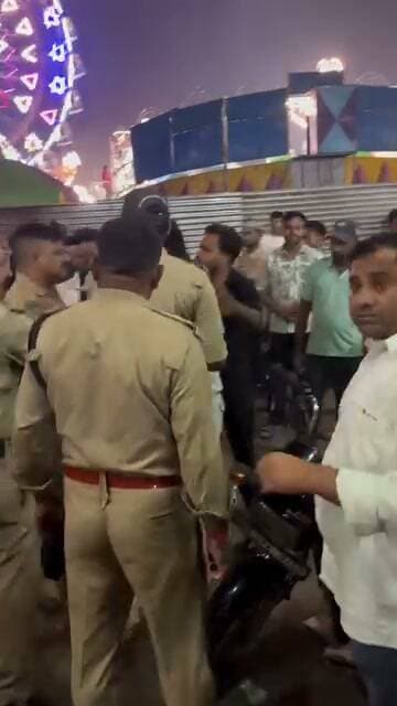 “साबिर पाक के उर्स मेले में दौरान ‘मेला ग्राउंड’ में हंगामा! जूस का ठेला हटाने पहुंचे पुलिसकर्मियों को भीड़ ने घेरा, भीड़ को हटाने के लिए पुलिस को फटकारनी पड़ी लाठियां