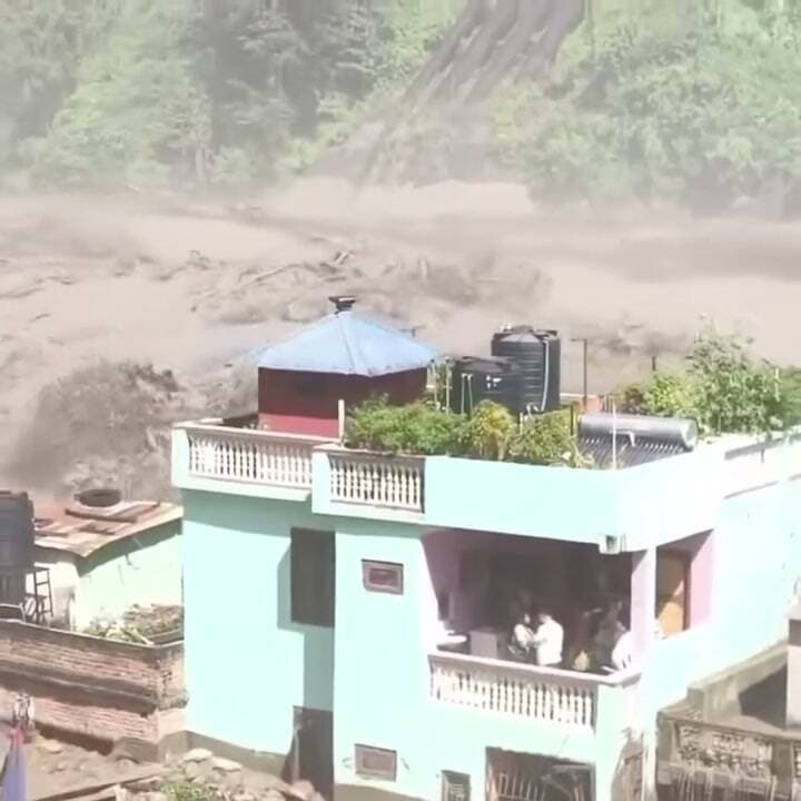 🚨 वो दर्द… वो खौफ… वो लाचारी! 😢
“सोचिए… चारों तरफ मलबा हो, रास्ते बंद हों… और हर पल मौत का डर सामने खड़ा हो। 💔
नेपाल के रसुवा हाइड्रोपावर टनल में फंसे लोगों का ये मंजर देखकर रूह कांप उठती है।
उस वक्त ना कोई रास्ता दिखता है… ना कोई सहारा।
बस एक उम्मीद बचती है—कोई मदद का हाथ आए… और जिंदगी को मौत के अंधेरे से खींचकर बाहर निकाल ले। 🙏
ये सिर्फ आपदा का मंजर नहीं… इंसान की जिंदगी और हिम्मत की सबसे बड़ी परीक्षा है।”
जब चारों तरफ मौत का साया मंडरा रहा हो, रास्ते बंद हों और जिंदगी की कोई उम्मीद नजर न आए… उस एक पल की दहशत को शब्दों में बयां करना मुश्किल है। 💔
नेपाल के रसुवा हाइड्रोपावर टनल में फंसे लोगों की तस्वीरें देखकर रूह कांप उठती है। चारों तरफ कीचड़ और मलबा… और जिंदगी बचाने के लिए जूझते लोग।
ऐसे वक्त में उम्मीद सिर्फ एक चीज होती है—किसी का मददगार हाथ, जो अंधेरे से निकालकर जिंदगी की रोशनी तक पहुंचा दे। 🙏
आपदा के ये मंजर इंसान को अंदर तक झकझोर देते हैं…
ईश्वर सभी की रक्षा करे। 🕊️🙏
#नेपाल #नेपालआपदा #NepalFlood #NepalDisaster #Rasuwа #Hydropower #RescueOperation #Rescue #आपदा #बाढ़ #भूस्खलन #मानवता #इंसानियत #ViralReel #ViralVideo #BreakingNews #NewsUpdate #PrayForNepal #UttarakhandNews