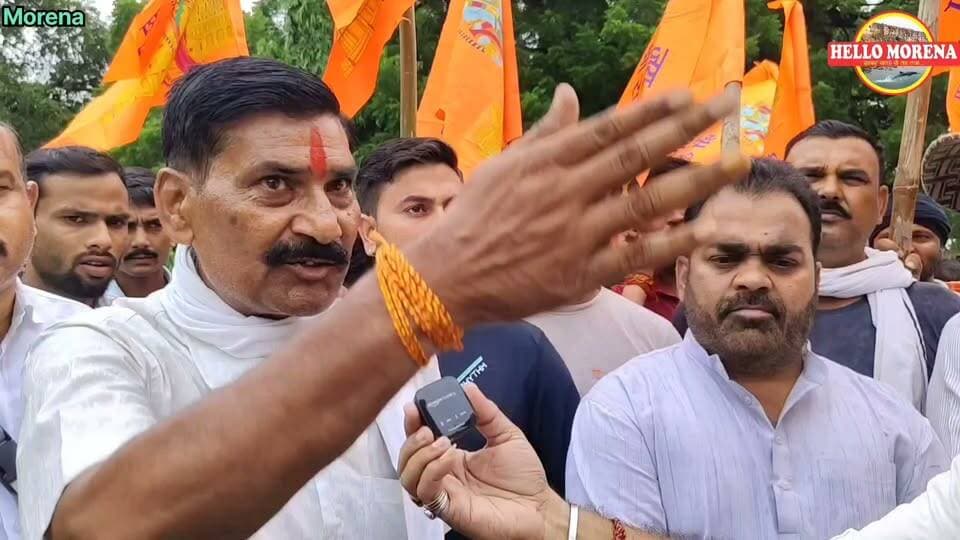 रिटायर्ड फौजी ने लिया विधानसभा अध्यक्ष का नाम तो बदल क्यों गया फरियादी के चेहरे का भाव👇
पुलिस द्वारा एफआईआर में टालमटोल के बावजूद फ़रियादी मुकेश परमार क्यों नहीं चाहते थे कि इस मामले में किसी भाजपा नेता का नाम आये? क्या उन्होंने चाहते थे कि उनका राजनीतिक हित भी सधा रहे और उनके हिसाब से कार्यवाही भी हो जाये?