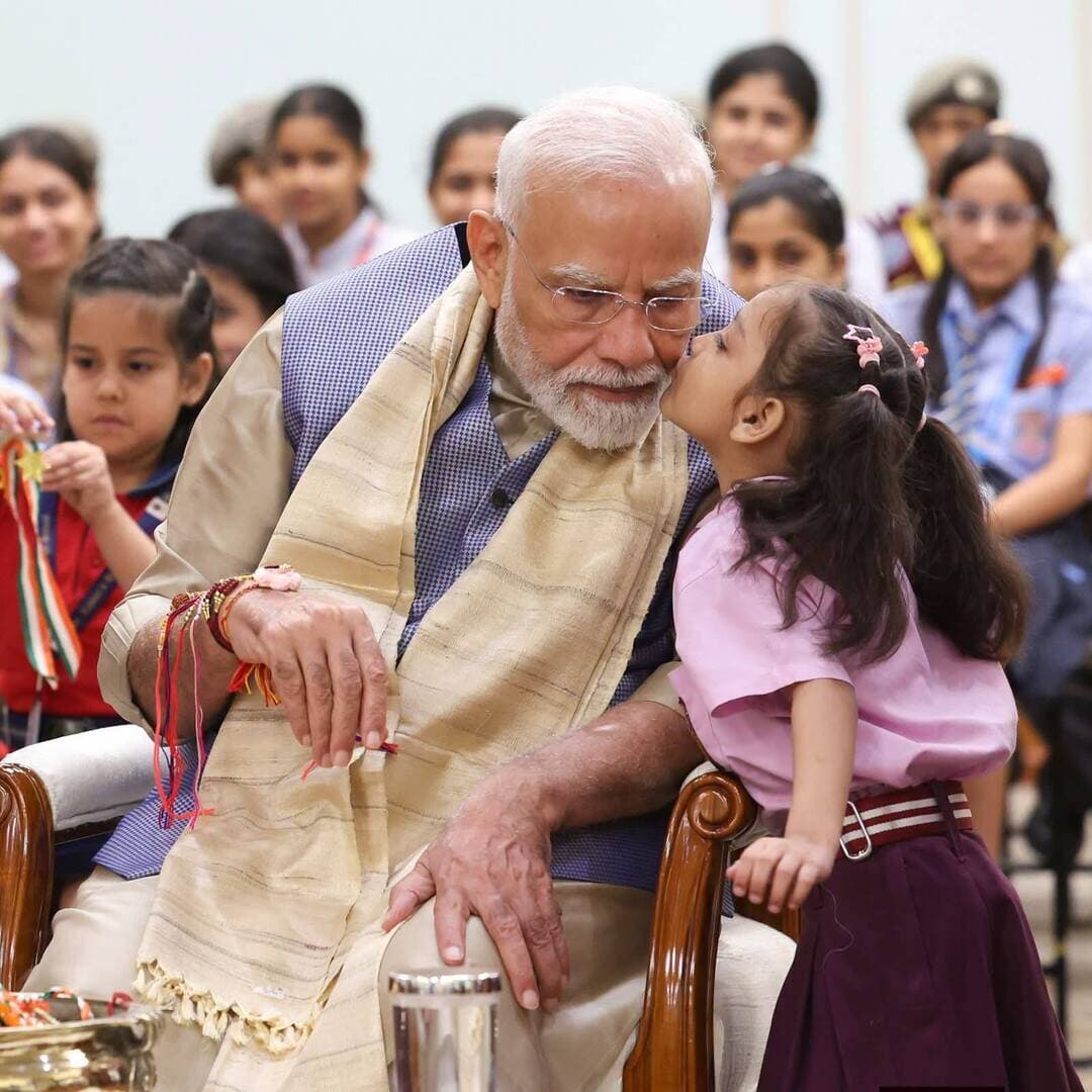 प्रधानमंत्री नरेंद्र मोदी ने 7, लोक कल्याण मार्ग पर रक्षाबंधन के पावन अवसर की कुछ यादगार झलकियां साझा कीं।