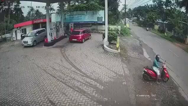 हादसे का CCTV आया सामने केरल के एर्नाकुलम में एक बड़ा हादसा सामने आया है, जहां शादी समारोह में जा रही एक टूरिस्ट बस सामने आ रहे स्कूटर को बचाने के चक्कर में अनियंत्रित होकर पलट गई। बस पहले एक पेट्रोल पंप के किनारे से टकराई और फिर सड़क पर जा गिरी। इस दुर्घटना में करीब 35 यात्री घायल हुए हैं, जिनमें से 4 लोगों की हालत गंभीर बताई जा रही है। यह पूरा हादसा पास में लगे CCTV कैमरे में कैद हो गया है। #ernakulam #KeralaNews #BusAccident #RoadSafety #CctvVideo