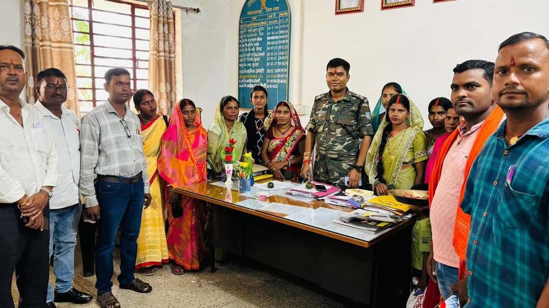 एकल अभियान के महिलाओं ने बांधी प्रतापपुर थाना प्रभारी को राखी...