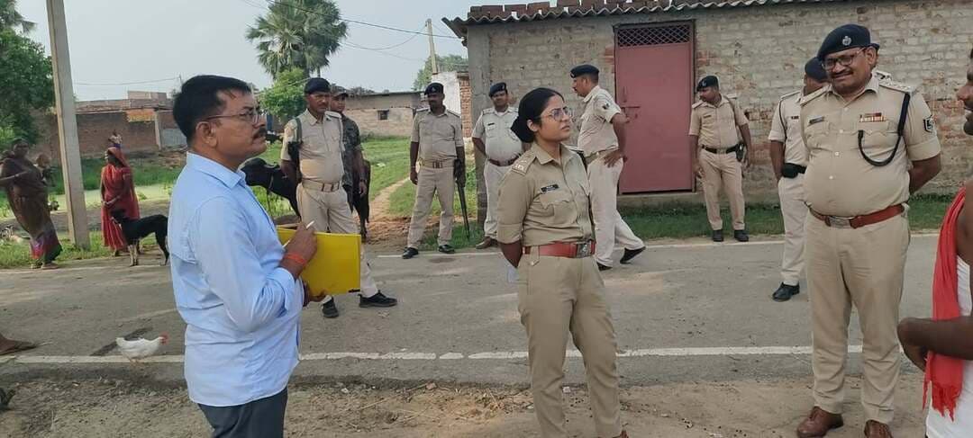 दिनांक 27.08.2026 को वरीय पुलिस अधीक्षक, गया के निर्देशन में पुलिस अधीक्षक (ग्रामीण), गया द्वारा अनुमंडल पुलिस पदाधिकारी, नीमचक बथानी के साथ अतरी थाना अंतर्गत नौरंगा गांव एवं गहलौर थाना अंतर्गत असरिया रामपुरटोल स्थित घटनास्थल का निरीक्षण किया गया।
निरीक्षण के दौरान कांड सं0- 389/26 से संबंधित घटना की जानकारी लेते हुए घटनास्थल का जायजा लिया गया तथा मामले में आवश्यक कार्रवाई हेतु संबंधित पुलिस पदाधिकारियों को आवश्यक दिशा-निर्देश दिए गए।