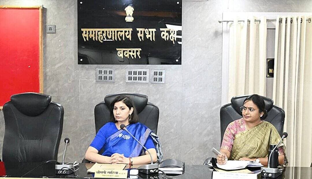 समाहरणालय, बक्सर
(जिला जन संपर्क कार्यालय)
प्रेस विज्ञप्ति:- दिनांक 28 अगस्त 2026
वेजफेड एवं कम्फेड से संबंधित कार्यों की समीक्षा बैठक आयोजित
आज दिनांक 28 अगस्त 2026 को जिला पदाधिकारी, बक्सर श्रीमती साहिला की अध्यक्षता में वेजफेड एवं कम्फेड से संबंधित कार्यों की समीक्षा बैठक समाहरणालय परिसर स्थित सभाकक्ष में आयोजित की गई।
वेजफेड के समीक्षा के क्रम में बताया गया कि कुल 11 प्रखण्डों में PVCS (वेजफेड) का गठन किया जा चुका है। जिलान्तर्गत 04 प्रखण्डों में आधारभूत संरचना का निर्माण प्रारंभ है। शेष 07 में जमीन उपलब्ध नहीं रहने के कारण आधारभूत संरचना का निर्माण नहीं किया जा सकता।
जिला पदाधिकारी द्वारा जिला सहकारिता पदाधिकारी एवं सभी प्रखण्डों के सहकारिता प्रसार पदाधिकारी को निदेश दिया गया कि सभी प्रखण्डों में आधारभूत संरचना के निर्माण प्याज भण्डारण एवं तरकारी आउटलेट हेतु आवश्यक भूमि की उपलब्धता सुनिश्चित कराये जाने हेतु अंचलाधिकारी से संपर्क कर भूमि प्राप्त करेंगे।
बैठक में बताया गया कि शाहाबाद दुग्ध संघ के अंतर्गत बक्सर जिले के कुल 1,143 गांवों में से 958 गांवों में दुग्ध समिति का गठन किया जा चुका है। शेष 185 गांवों में समिति गठन की प्रक्रिया सात निश्चय-3 के अंतर्गत प्रक्रियाधीन है।
वर्तमान में बक्सर जिले की सहकारी दुग्ध समितियों के माध्यम से प्रतिदिन कुल 54,313 लीटर दूध का संग्रहण किया जा रहा है। जिला पदाधिकारी ने दुग्ध समितियों की संख्या तथा प्रत्येक समिति से जुड़े पशुपालकों की संख्या में वृद्धि करते हुए दूध संग्रहण को और बढ़ाने का निर्देश दिया।
उन्होंने समितियों से अधिक से अधिक जीविका दीदियों को जोड़ते हुए ग्रामीण क्षेत्रों में पशुपालन को बढ़ावा देने का निर्देश दिया। साथ ही, ग्रामीण क्षेत्रों की आर्थिक रूप से कमजोर महिलाओं एवं जीविका दीदियों को बकरी पालन से जोड़ने हेतु आवश्यक कार्रवाई करने की बात कही।
जिला पदाधिकारी ने इच्छुक एवं प्रगतिशील किसानों को चिन्हित कर उनकी विवरणी उपलब्ध कराने का निर्देश दिया, जो पशु आहार, दलिया एवं TMR तैयार करने का कार्य करना चाहते हैं।
उन्होंने उपस्थित सभी पदाधिकारियों को निर्देशित किया कि ग्रामीण स्तर पर किसानों को आवश्यक प्रशिक्षण प्रदान करते हुए सरकार द्वारा संचालित विभिन्न कल्याणकारी योजनाओं में उनकी अधिकाधिक सहभागिता सुनिश्चित कराएं।
जिला जन संपर्क कार्यालय
बक्सर।
@top fans Information & Public Relations Department, Government of Bihar Buxar Administration CMO Bihar Buxar Police Samrat Choudhary #IPRDBihar #BuxarNews #buxarcity #buxarjila #bihar #topfollowers #buxar