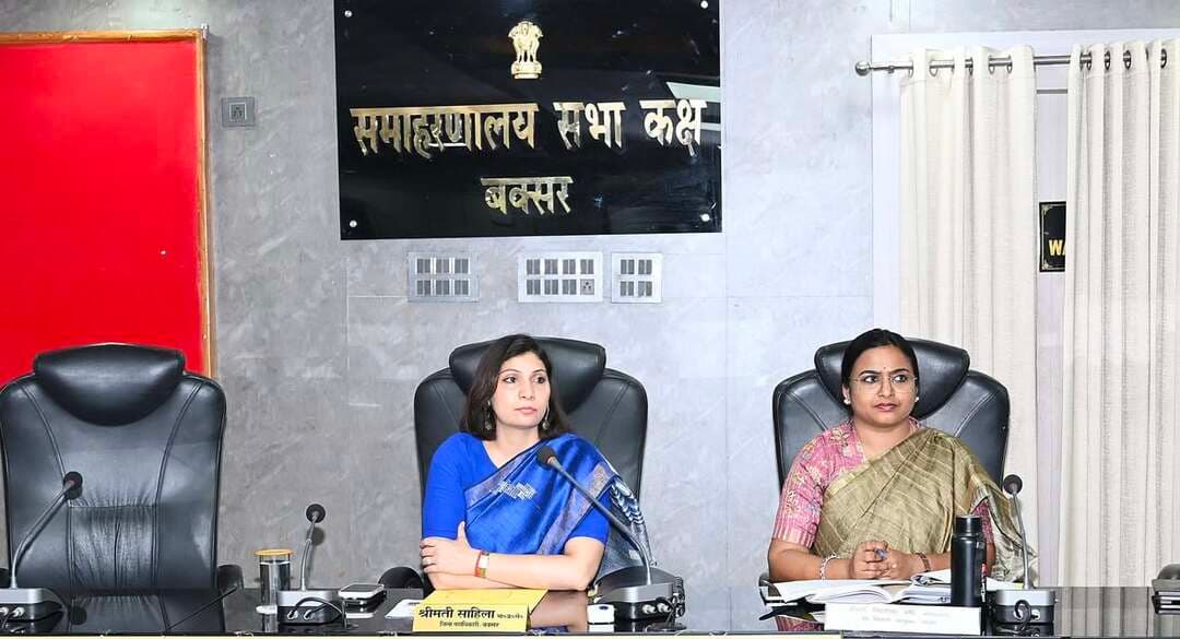 समाहरणालय बक्सर
(जिला जन संपर्क कार्यालय)
प्रेस विज्ञप्ति:- दिनांक 28 अगस्त 2026
आज दिनांक 28 अगस्त 2026 को जिला पदाधिकारी बक्सर, श्रीमती साहिला की अध्यक्षता में टीबी मुक्त भारत अभियान एवं एनीमिया मुक्त भारत अभियान की समीक्षा बैठक समाहरणालय परिसर स्थित सभाकक्ष में की गई।
बैठक में जिला पदाधिकारी ने दोनों अभियानों के उद्देश्यों, अब तक की प्रगति तथा जमीनी स्तर पर किए जा रहे कार्यों की विस्तृत समीक्षा की।
उन्होंने संबंधित विभागों के पदाधिकारियों को आपसी समन्वय के साथ कार्य करते हुए सरकार की जनकल्याणकारी योजनाओं का लाभ समाज के अंतिम व्यक्ति तक पहुंचाने का निर्देश दिया।
जिला पदाधिकारी द्वारा सिविल सर्जन बक्सर को माइक्रो प्लान बनाने का निर्देश दिया गया। साथ ही प्रतिदिन फॉलोअप करने का भी निर्देश दिया गया।
टीबी मुक्त भारत अभियान के अंतर्गत टीबी मरीजों की पहचान, जांच, उपचार, निक्षय पोषण योजना, मरीजों की नियमित दवा सेवन की निगरानी तथा उपचार के दौरान आवश्यक सहयोग उपलब्ध कराने की स्थिति की समीक्षा की गई।
जिला पदाधिकारी ने निर्देश दिया कि टीबी के संभावित मरीजों की समय पर पहचान कर उनकी जांच एवं उपचार सुनिश्चित किया जाए। विशेष रूप से ग्रामीण एवं दूरस्थ क्षेत्रों में जागरूकता एवं स्क्रीनिंग गतिविधियों को और प्रभावी बनाने पर बल दिया गया।
उन्होंने कहा कि टीबी की रोकथाम एवं उन्मूलन के लिए केवल स्वास्थ्य विभाग ही नहीं, बल्कि पंचायती राज संस्थाओं, शिक्षा विभाग, आईसीडीएस, जीविका, नगर निकायों तथा अन्य संबंधित विभागों की भी सक्रिय भागीदारी आवश्यक है।
एनीमिया मुक्त भारत अभियान की समीक्षा
बैठक में एनीमिया मुक्त भारत अभियान के तहत बच्चों, किशोर-किशोरियों, गर्भवती एवं धात्री महिलाओं सहित लक्षित लाभार्थियों में एनीमिया की पहचान, जांच, उपचार एवं रोकथाम के लिए संचालित गतिविधियों की भी समीक्षा की गई।
जिला पदाधिकारी ने निर्देश दिया कि आंगनबाड़ी केंद्रों, विद्यालयों, स्वास्थ्य संस्थानों एवं अन्य उपयुक्त माध्यमों के जरिए लक्षित समूहों तक आयरन एवं फोलिक एसिड (IFA) की उपलब्धता एवं सेवन सुनिश्चित किया जाए। साथ ही, एनीमिया की जांच एवं आवश्यकता के अनुसार उपचार की व्यवस्था को प्रभावी बनाया जाए।
उन्होंने कहा कि एनीमिया की रोकथाम के लिए केवल दवा का सेवन ही पर्याप्त नहीं है, बल्कि लोगों को पोषणयुक्त एवं संतुलित आहार, स्वच्छता, व्यक्तिगत स्वास्थ्य तथा नियमित स्वास्थ्य जांच के प्रति भी जागरूक करना आवश्यक है।
जिला पदाधिकारी ने कहा कि स्वास्थ्यकर्मियों, आशा कार्यकर्ताओं, आंगनबाड़ी सेविकाओं, सहायिकाओं, एएनएम, जीविका दीदियों एवं अन्य फ्रंटलाइन कार्यकर्ताओं के माध्यम से लोगों तक अभियान का संदेश पहुंचाने का निर्देश दिया।
बैठक में सिविल सर्जन बक्सर, डीपीएम स्वास्थ्य, संबंधित चिकित्सा पदाधिकारी, प्रखंड स्तरीय पदाधिकारी एवं अन्य संबंधित अधिकारी/कर्मी उपस्थित थे।
जिला जन संपर्क कार्यालय
बक्सर।
@top fans Information & Public Relations Department, Government of Bihar Buxar Administration CMO Bihar Buxar Police Samrat Choudhary #IPRDBihar #BuxarNews #buxarcity #buxarjila #bihar #topfollowers #buxar