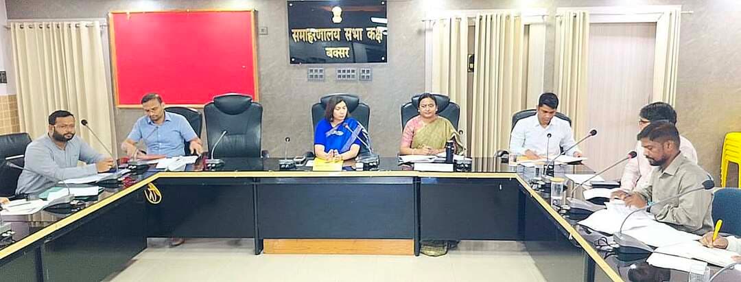समाहरणालय, बक्सर
(जिला जन संपर्क कार्यालय)
प्रेस विज्ञप्ति:- दिनांक 28 अगस्त 2026
प्रधानमंत्री सूर्य घर मुक्त बिजली योजना के अंतर्गत अनावश्यक आवेदन को अस्वीकृत करने वाले बैंकों पर की जाएगी कार्रवाई
प्रधानमंत्री सूर्य घर मुक्त बिजली योजना के क्रियान्वयन में लापरवाही बरतने वाले बिजली विभाग के अभियंताओं के विरुद्ध कार्रवाई हेतु विभाग को भेजा जाएगा पत्र
आज दिनांक 28 अगस्त 2026 को जिला पदाधिकारी बक्सर, श्रीमती साहिला की अध्यक्षता में प्रधानमंत्री सूर्य घर मुक्त बिजली योजना की समीक्षा बैठक समाहरणालय परिसर स्थित सभाकक्ष में की गई।
समीक्षा के क्रम में पाया गया कि डुमरांव, ब्रह्मपुर एवं रघुनाथपुर के कनीय अभियंता अनुपस्थित थे। इस क्रम में संबंधित कनीय अभियंता से स्पष्टीकरण करते हुए उक्त तिथि का वेतन स्थगित करने का निर्देश दिया गया।
कार्यपालक अभियंता विद्युत आपूर्ति प्रमंडल बक्सर को निर्देश दिया गया कि लगातार खराब प्रदर्शन करने वाले अभियंता के विरुद्ध कार्रवाई हेतु विभाग को प्रस्ताव भेजना सुनिश्चित करेंगे।
विद्युत विभाग के कनीय अभियंता को निर्देश दिया गया कि प्रतिदिन आवेदन प्राप्ति के लक्ष्य के विरुद्ध शत प्रतिशत उपलब्धि सुनिश्चित करेंगे। साथ ही सोलर पैनल के अधिष्ठापन के लक्ष्य के विरुद्ध उपलब्धि भी सुनिश्चित करायेंगे।
उप विकास आयुक्त को निदेश दिया गया कि बैंकों द्वारा अस्वीकृत किये गये आवेदनों की अलग से समीक्षा करेंगे एवं स्वीकृत नहीं करने वाले/अनावश्यक रूप से आवेदन अस्वीकृत करने वाले बैंक के विरुद्ध कार्रवाई करना सुनिश्चित करेंगे।
अग्रणी जिला प्रबंधक को निर्देश दिया गया कि समन्वय कर स्वीकृत आवेदनों के विरुद्ध ऋण अनुदान वितरण कराना सुनिश्चित करेंगे।
मिशन प्रभाकिरण के तहत जिला पदाधिकारी ने आमजनों से अपील किया कि सरकार की इस महत्वपूर्ण योजना का अधिकाधिक लाभ उठाएं।
जिला जन संपर्क कार्यालय
बक्सर।
@top fans Information & Public Relations Department, Government of Bihar Buxar Administration CMO Bihar Buxar Police Samrat Choudhary Energy Department #IPRDBihar #BuxarNews #buxarcity #buxarjila #bihar #buxar #topfollowers