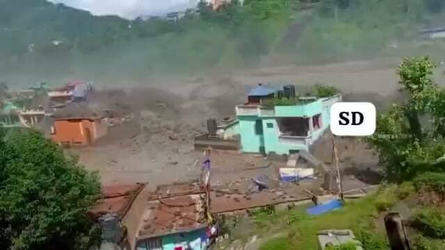 नेपाल-तिब्बत सीमा क्षेत्र से प्राकृतिक तबाही का एक बेहद खौफनाक वीडियो सामने आया है, जिसमें भारी तबाही का मंजर साफ दिखाई दे रहा है......!!*
सीमावर्ती इलाके में अचानक हुए भीषण भूस्खलन और मलबे के तेज बहाव से आसपास के क्षेत्रों में भारी नुकसान की आशंका जताई जा रही है।
वीडियो सामने आने के बाद प्रशासन सतर्क हो गया है और प्रभावित इलाकों में राहत व बचाव कार्य के लिए अलर्ट जारी कर दिया गया है।