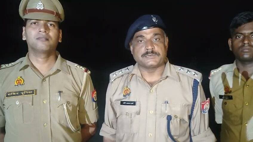 *नव नियुक्त थानाध्यक्ष सचिन पुनिया द्वारा अपनी थाना तीतरों टीम द्वारा मुठभेड़ में गोकशी के मुकदमें में वांछित गोकश घायलवस्था में गिरफ्तार कब्जे से 01 तमंचा .315 बोर, 01 जिंदा / 01 खोखा कारतूस .315 बोर एंव 01 मोटरसाइकिल बरामद किया गिरफ्तार गोकश इमरान शातिर किस्म का अपराधी है जिसके विरुद्ध थाना तीतरों पर गोकशी के संगीन अपराध में मुकदमें दर्ज़ हैं जिसके संबंध में क्षेत्राधिकारी गंगोह के द्वारा बताया गया और कहा कि क्षेत्र में किसी भी तरह का नशा कारोबार गौकशी चोरी आदि की घटनाओं में शामिल लोग या तो थाना क्षेत्र छोड़ दें या जेल जाने को तैयार रहे*