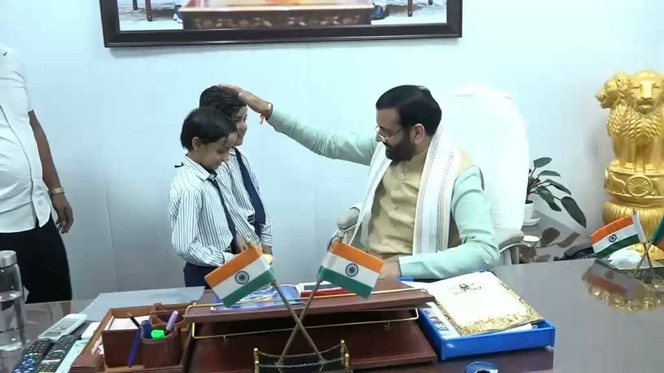 मुख्यमंत्री नायब सिंह सैनी ने मनाया रक्षाबंधन का पावन त्यौहार
स्कूली छात्राओं ने संत कबीर कुटीर पर मुख्यमंत्री को बांधी राखी