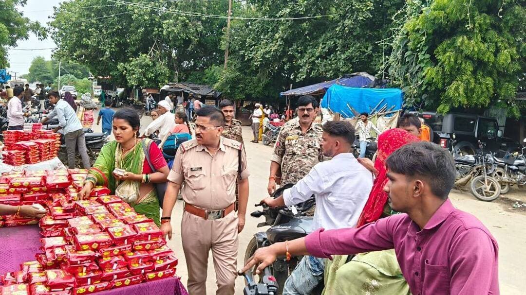 रक्षाबंधन पर मुरैना पुलिस अलर्ट, बाजारों से लेकर रेलवे स्टेशन तक सघन चेकिंग और पेट्रोलिंग
मुरैना। रक्षाबंधन पर्व को देखते हुए जिले में कानून-व्यवस्था और आमजन की सुरक्षा को लेकर मुरैना पुलिस पूरी तरह मुस्तैद है। पुलिस अधीक्षक धर्मराज मीना के निर्देशन में 27 और 28 अगस्त को जिले के विभिन्न थाना क्षेत्रों में सघन वाहन चेकिंग, पैदल गश्त और पेट्रोलिंग अभियान चलाया जा रहा है।
त्योहार के दौरान बाजारों, प्रमुख मार्गों और सार्वजनिक स्थानों पर बढ़ने वाली भीड़ को देखते हुए पुलिस ने सुरक्षा व्यवस्था कड़ी कर दी है। प्रमुख बाजारों, चौराहों, बस स्टैंड, रेलवे स्टेशन सहित अन्य भीड़भाड़ वाले क्षेत्रों में पुलिस बल तैनात कर विशेष निगरानी रखी जा रही है।
अभियान के दौरान पुलिस टीमों द्वारा संदिग्ध व्यक्तियों और वाहनों की जांच की जा रही है। यातायात नियमों का उल्लंघन करने वालों के खिलाफ नियमानुसार कार्रवाई भी की जा रही है। इसके साथ ही असामाजिक तत्वों और संदिग्ध गतिविधियों पर पुलिस की विशेष नजर है।
पुलिस अधिकारियों द्वारा लगातार थाना क्षेत्रों का निरीक्षण कर सुरक्षा व्यवस्था का जायजा लिया जा रहा है और ड्यूटी पर तैनात पुलिसकर्मियों को आवश्यक दिशा-निर्देश दिए जा रहे हैं। महिलाओं और बालिकाओं की सुरक्षा को प्राथमिकता देते हुए संवेदनशील एवं भीड़भाड़ वाले क्षेत्रों में पुलिस की मौजूदगी और पेट्रोलिंग बढ़ाई गई है।
पुलिस की अपील
मुरैना पुलिस ने जिलेवासियों से रक्षाबंधन का पर्व शांतिपूर्ण, सुरक्षित और सौहार्दपूर्ण वातावरण में मनाने की अपील की है। पुलिस ने लोगों से यातायात नियमों का पालन करने और किसी भी संदिग्ध गतिविधि की सूचना तत्काल पुलिस कंट्रोल रूम के मोबाइल नंबर 70491-01040 या नजदीकी पुलिस थाने को देने की अपील की है।
पुलिस का कहना है कि जिले में शांति एवं कानून-व्यवस्था बनाए रखने और आमजन की सुरक्षा सुनिश्चित करने के लिए पुलिस लगातार सतर्क और प्रतिबद्ध है।
#मुरैना #morena #पुलिस