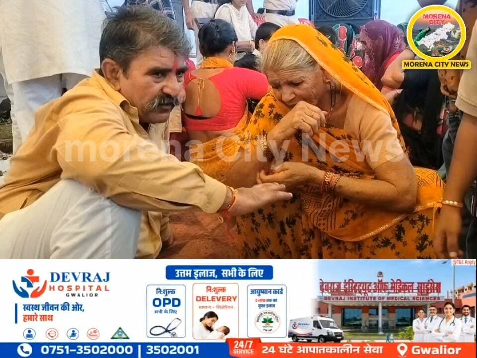 सलाखों के पीछे भाई, राखी बांधने पहुंचीं बहनें… भावुक कर गया रक्षा बंधन का ये मिलन
मुरैना सब जेल में रक्षा बंधन का पर्व भावुक माहौल में मनाया गया। सुबह से ही बड़ी संख्या में बहनें अपने कैदी भाइयों से मिलने पहुंचीं और उनकी कलाई पर राखी बांधकर मुंह मीठा कराया। दोपहर 12 बजे तक करीब 400 बहनें भाइयों से मुलाकात कर चुकी थीं। जेल में प्रवेश से पहले थ्री-लेयर चेकिंग की गई। राखी बांधने के बाद कई भाई भावुक होकर बहनों के पैर छूते नजर आए। जेल प्रबंधन की ओर से कैदियों के लिए पूड़ी, सब्जी और मिठाई का विशेष भोजन भी कराया गया। जेल अधीक्षक एसके शर्मा ने बताया कि बहनों के लिए विशेष मुलाकात की व्यवस्था की गई है।
#morena #मुरैना #जेल #बंदी #भाई #बहन #राखी