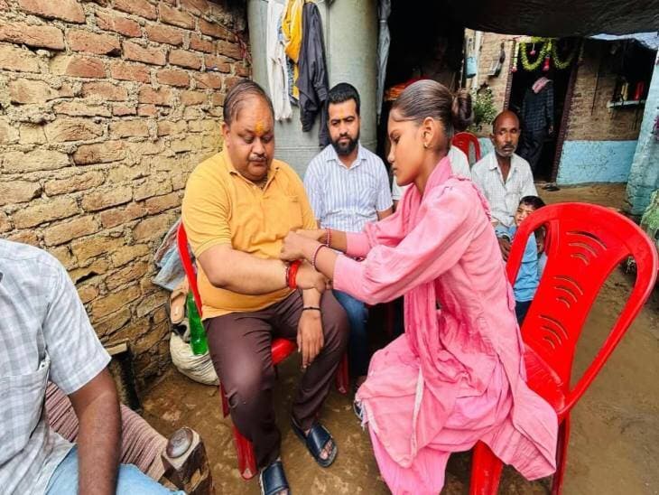 *विधायक ने गौतम मौर्य की बहन से बंधवाई राखी:* चाकू से-गोदकर हुई थी हत्या, परिवार के लोग बेटे को याद कर भावुक हुए।