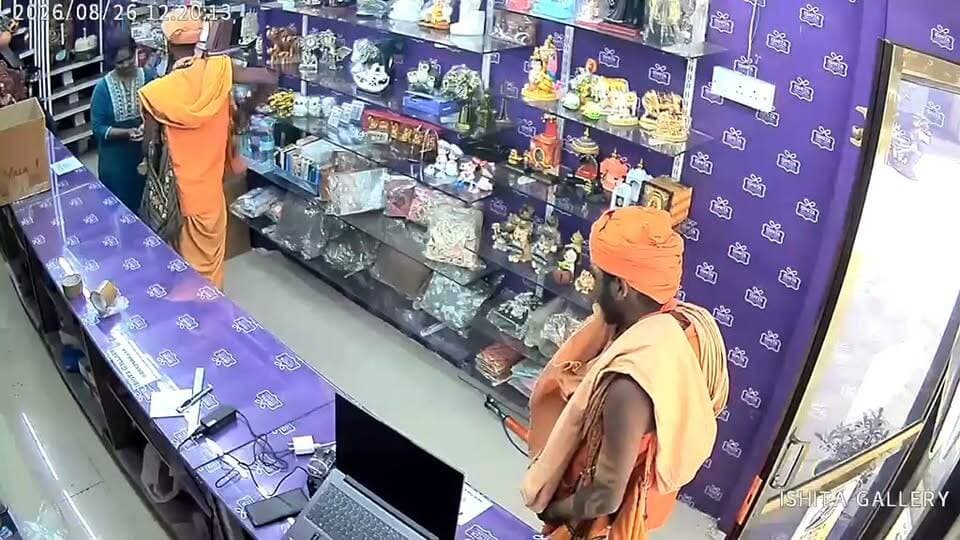 "क्या सच में कोई सम्मोहित करके लूट सकता है? 🤔
या ये सिर्फ़ लोगों को भ्रमित करने वाली कहानी है?
आपकी क्या राय है? कमेंट में बताइए! 👇🔥"