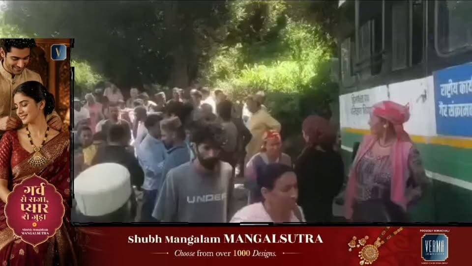 🚨 कुल्लू : भेखली के कटाहर में HRTC बस हादसे का शिकार, 15 लोग घा*यल
कुल्लू : भेखली के समीप कटाहर गांव में शुक्रवार दोपहर करीब 12 बजे HRTC बस हादसे का शिकार हो गई। प्रारंभिक सूचना के अनुसार ब्रेक फेल होने के कारण बस पहाड़ी से जा टकराई। हा*दसे में करीब 15 यात्रियों के घा*यल होने की सूचना है। राहत एवं बचाव कार्य जारी है।
#Kullu #Bhekhli #Katahar #HRTC #BusAccident #HimachalPradesh