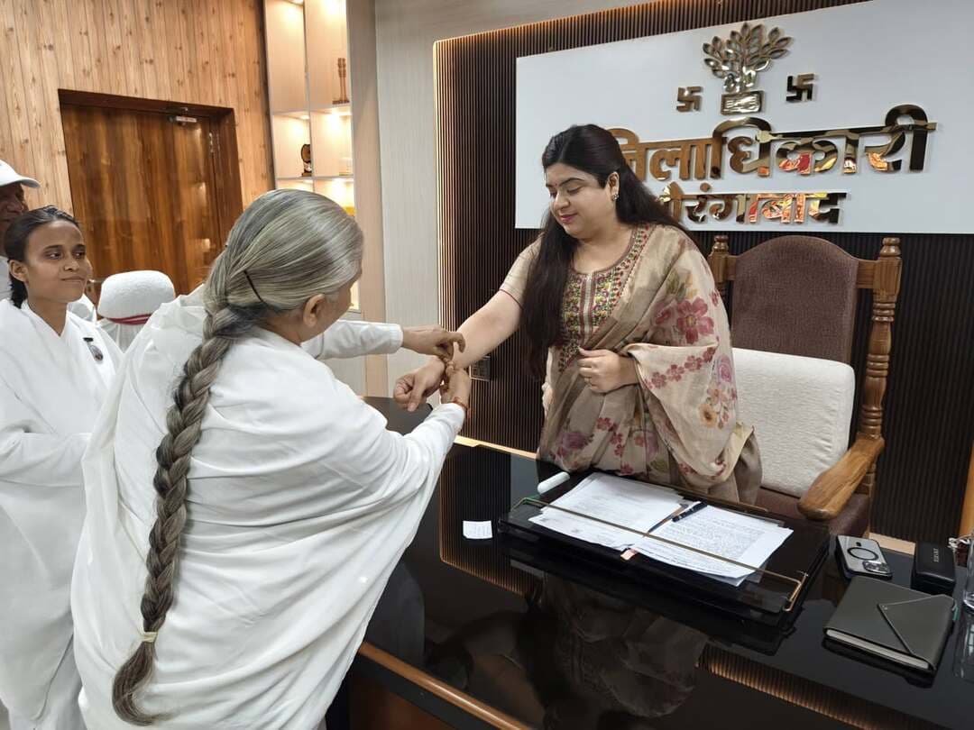 🌸 रक्षाबंधन: स्नेह, विश्वास और सामाजिक समरसता का पावन संदेश 🌸
रक्षाबंधन के पावन अवसर पर ब्रह्माकुमारी संस्था की बहनों ने जिला पदाधिकारी, औरंगाबाद श्रीमती अभिलाषा शर्मा (भा.प्र.से.) के कार्यालय पहुंचकर उन्हें राखी बांधी और रक्षाबंधन की शुभकामनाएं दीं। 🪷
इस अवसर पर ब्रह्माकुमारी बहनों ने राखी के पवित्र धागे के माध्यम से भाई-बहन के प्रेम, विश्वास, स्नेह, सम्मान एवं आपसी सद्भाव का संदेश दिया।
जिला पदाधिकारी श्रीमती अभिलाषा शर्मा ने ब्रह्माकुमारी बहनों का आभार व्यक्त करते हुए कहा कि रक्षाबंधन केवल भाई-बहन के रिश्ते का पर्व नहीं, बल्कि प्रेम, भाईचारे, सौहार्द और सामाजिक समरसता की भावना को मजबूत करने का अवसर भी है। यह पर्व हमें एक-दूसरे के प्रति सम्मान, स्नेह और जिम्मेदारी की भावना को और मजबूत करने की प्रेरणा देता है।
इस अवसर पर जिला पदाधिकारी ने औरंगाबाद जिले के सभी जिलावासियों को रक्षाबंधन की हार्दिक शुभकामनाएं दीं तथा सभी के सुख, शांति, समृद्धि एवं खुशहाल जीवन की कामना की। 🙏
💐 आइए, रक्षाबंधन के इस पावन पर्व पर प्रेम, विश्वास और सद्भाव के रिश्तों को और मजबूत बनाएं।
#रक्षाबंधन #RakshaBandhan #औरंगाबाद #जिलापदाधिकारी #अभिलाषाशर्मा #भाईबहनकाप्यार #सामाजिकसमरसता #सद्भाव #प्रेमऔरविश्वास #Bihar
Information & Public Relations Department, Government of Bihar CMO Bihar