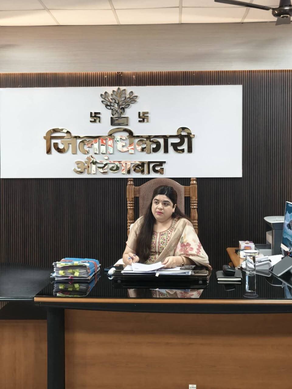 📢 जनता की समस्याओं का त्वरित समाधान, जिला प्रशासन की प्राथमिकता
दिनांक 28 अगस्त 2026 को जिला पदाधिकारी श्रीमती अभिलाषा शर्मा (भा०प्र०से०) द्वारा अपने कार्यालय प्रकोष्ठ में सात निश्चय-3 अंतर्गत “सबका सम्मान–जीवन आसान” पहल के तहत जनता दरबार का आयोजन किया गया।
जनता दरबार में जिले के विभिन्न प्रखंडों से आए आम नागरिकों ने जिला पदाधिकारी के समक्ष अपनी समस्याएं, शिकायतें एवं मांगें सीधे प्रस्तुत कीं। जिला पदाधिकारी महोदया द्वारा परिवादियों की समस्याओं को गंभीरतापूर्वक सुना गया तथा संबंधित मामलों में आवश्यक कार्रवाई के लिए संबंधित पदाधिकारियों को निर्देशित किया गया।
📌 जनता दरबार में प्राप्त प्रमुख मामले—
🔹 दाखिल-खारिज एवं जमाबंदी
🔹 भूमि विवाद एवं भूमि मापी
🔹 अतिक्रमण एवं जमीन पर अवैध कब्जा
🔹 राशन कार्ड से संबंधित मामले
🔹 नाली-गली एवं सड़क निर्माण
🔹 आंगनबाड़ी सेविका बहाली एवं बहाली में अनियमितता
🔹 इंदिरा आवास
🔹 परिमार्जन एवं LPC निर्गत करने
🔹 पैक्स से संबंधित मामले
🔹 मानदेय भुगतान
🔹 अनुग्रह अनुदान सहित अन्य जनहित से जुड़े मामले
➡️ प्राप्त सभी परिवादों को विधिवत दर्ज कर संबंधित विभागों एवं पदाधिकारियों को अग्रसारित किया गया। जिला पदाधिकारी महोदया ने सभी संबंधित अधिकारियों को निर्देश दिया कि प्रत्येक परिवाद का त्वरित, गुणवत्तापूर्ण, निष्पक्ष एवं न्यायसंगत निष्पादन सुनिश्चित किया जाए।
⏱️ साथ ही, परिवादों के निष्पादन की नियमित समीक्षा करते हुए निर्धारित समय-सीमा के भीतर मामलों का समाधान सुनिश्चित करने का निर्देश दिया गया, ताकि आम नागरिकों को अपनी समस्याओं के समाधान के लिए अनावश्यक विलंब का सामना न करना पड़े।
🌸 जिला प्रशासन, औरंगाबाद का संकल्प—
जनता की समस्या सुनी जाए, समाधान की दिशा में त्वरित कार्रवाई हो और प्रत्येक नागरिक को सम्मान के साथ बेहतर सेवा मिले।
#Aurangabad #जनता_दरबार #सबका_सम्मान_जीवन_आसान #सात_निश्चय3 #जनसुनवाई #जनसमस्या_समाधान #जिला_प्रशासन_औरंगाबाद #लोक_सेवा
CMO Bihar Information & Public Relations Department, Government of Bihar