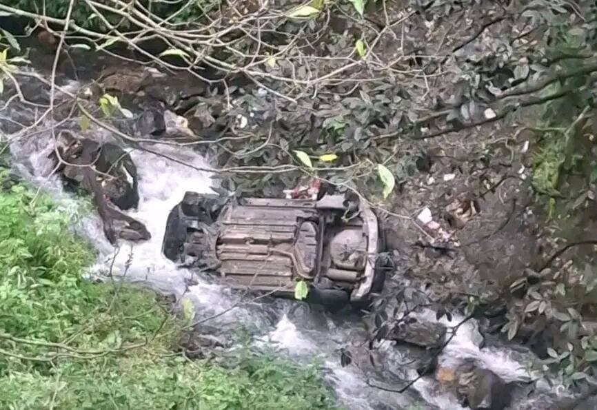शिमला जिला के तहत रामपुर के तकलेच में एक कार अनियंत्रित होकर सड़क से करीब 30 मीटर नीचे खड्ड में जा गिरी। हादसे में कार में सवार 64 वर्षीय व्यक्ति की मौके पर ही मौ<nis:link nis:type=tag nis:id=त nis:value=त nis:enabled=true nis:link/> हो गई, जबकि उनका 40 वर्षीय पुत्र घायल हो गया।
<nis:link nis:type=tag nis:id=shimla nis:value=Shimla nis:enabled=true nis:link/> <nis:link nis:type=tag nis:id=accident nis:value=Accident nis:enabled=true nis:link/> <nis:link nis:type=tag nis:id=himachal nis:value=Himachal nis:enabled=true nis:link/> <nis:link nis:type=tag nis:id=caraccident nis:value=caraccident nis:enabled=true nis:link/> <nis:link nis:type=tag nis:id=himachalaaj# nis:value=Himachalaaj# nis:enabled=true nis:link/>