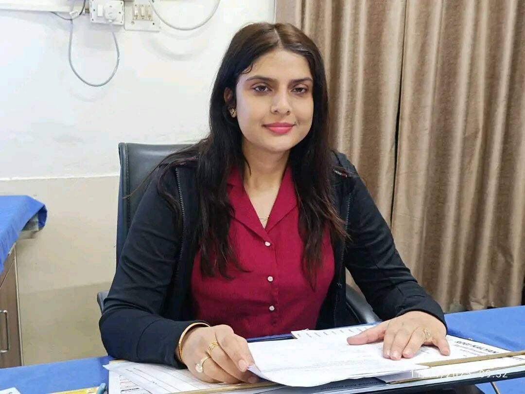 ऊना की बेटी डॉ. श्रुति बनीं सेवा की मिसाल, क्षेत्रीय अस्पताल में त्वचा रोग विशेषज्ञ के रूप में दे रहीं सेवाएं
ऊना
ऊना की बेटी और क्षेत्रीय अस्पताल ऊना में त्वचा रोग विशेषज्ञ के रूप में सेवाएं दे रहीं डॉ. श्रुति अपनी संवेदनशीलता और सेवा भावना से मरीजों के बीच अलग पहचान बना रही हैं। चिकित्सा के क्षेत्र में अपनी उच्च शिक्षा और विशेषज्ञता हासिल करने के बाद अपने ही शहर में लोगों की सेवा करना उनके लिए समर्पण का उदाहरण है।
सामाजिक कार्यों के दौरान अनेक जरूरतमंद मरीजों को डॉ. श्रुति के पास जांच एवं उपचार के लिए भेजा गया। मरीजों के प्रति उनका व्यवहार, उनकी समस्याओं को समझने का तरीका, चिकित्सकीय सलाह और उपचार को लेकर लोगों ने संतोष व्यक्त किया है।
डॉ. श्रुति की खासियत यह है कि वह केवल बीमारी के आधार पर उपचार नहीं करतीं, बल्कि मरीज की सामाजिक और आर्थिक परिस्थितियों को भी समझने का प्रयास करती हैं। जरूरतमंद मरीजों को उपलब्ध सरकारी स्वास्थ्य सुविधाओं का लाभ दिलाने के साथ-साथ जहां संभव हो, अपनी ओर से भी सहयोग करने का प्रयास करती हैं।
ऊना की बेटी द्वारा अपने ही शहर में रहकर लोगों को स्वास्थ्य सेवाएं प्रदान करना क्षेत्रवासियों के लिए गर्व का विषय है। बेटियों की शिक्षा, प्रतिभा और मेहनत को प्रोत्साहित करने के साथ-साथ जब वे अपनी योग्यता को मानव सेवा के लिए समर्पित करती हैं, तो यह पूरे समाज के लिए प्रेरणादायक बन जाता है।
डॉ. श्रुति की कार्यशैली यह संदेश देती है कि छोटे शहरों की बेटियां बड़े सपने देखने के साथ-साथ उन्हें साकार कर अपने कार्यों से समाज में अलग पहचान भी बना सकती हैं। उनकी मेहनत, संवेदनशीलता और सेवा भावना निश्चित रूप से सराहनीय है।