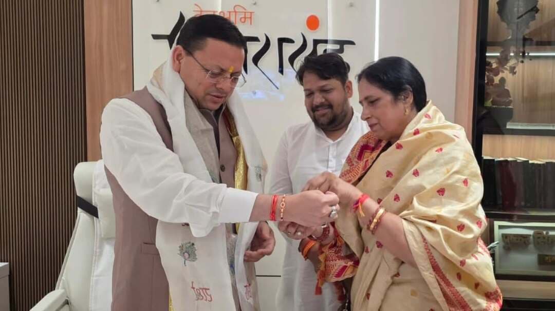 पूर्व विधायक राजेश शुक्ला की धर्मपत्नी शशि शुक्ला नें बांधी मुख्यमंत्री पुष्कर सिंह धामी की कलाई पर राखी