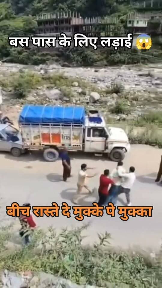 शिमला जिले के नेरवा बाजार में पास को लेकर दो गुटों के बीच जमकर मारपीट का मामला सामने आया है।