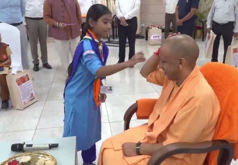 *लखनऊ*
स्नेह बंधन कार्यक्रम के मौके पर मुख्यमंत्री योगी आदित्यनाथ को बच्चियों ने बांधी राखी।