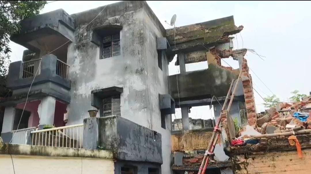 बोकारो में BSL क्वार्टरों की बदहाली उजागर, दो ब्लॉक भरभराकर गिरे; 14 अगस्त के बाद रक्षाबंधन पर फिर हादसा......see more