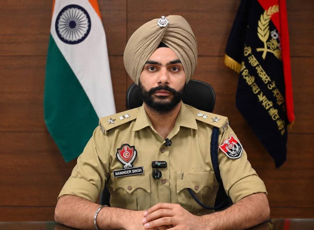 ਦੇਸ਼ ਦੇ ਪਹਿਲੇ 25 ਸਰਵੋਤਮ ਪੁਲਿਸ ਅਧਿਕਾਰੀਆਂ ਦੀ ਸੂਚੀ ਵਿੱਚ ਐੱਸ.ਐੱਸ.ਪੀ. ਰੂਪਨਗਰ ਮਨਿੰਦਰ ਸਿੰਘ ਸ਼ਾਮਿਲ
· ਪੰਜਾਬ ਤੋਂ ਪ੍ਰਭਾਵਸ਼ਾਲੀ ਪੁਲਿਸ ਅਗਵਾਈ ਲਈ ਕੁੱਲ ਚਾਰ ਪੁਲਿਸ ਅਧਿਕਾਰੀ ਤੇ ਚੰਡੀਗੜ੍ਹ ਤੋਂ ਇੱਕ ਅਧਿਕਾਰੀ ਸ਼ਾਮਲ
· ਪੁਲਿਸ ਅਧਿਕਾਰੀਆਂ ਦੀ ਕਾਨੂੰਨ ਵਿਵਸਥਾ, ਅਪਰਾਧ ਨਿਯੰਤਰਣ, ਅਗਵਾਈ ਅਤੇ ਜਨ-ਸੰਵਾਦ ਦੇ ਆਧਾਰ ’ਤੇ ਚੋਣ
ਰੂਪਨਗਰ, 28 ਅਗਸਤ: ਦੇਸ਼ ਭਰ ਦੇ 25 ਸਰਵੋਤਮ ਪੁਲਿਸ ਅਧਿਕਾਰੀਆਂ ਦੀ ਰਾਸ਼ਟਰੀ ਸੂਚੀ ਜਾਰੀ ਕੀਤੀ ਗਈ ਹੈ, ਇਸ ਸੂਚੀ ਵਿੱਚ ਪੰਜਾਬ ਤੋਂ ਪ੍ਰਭਾਵਸ਼ਾਲੀ ਕਾਰਜਸ਼ੈਲੀ ਅਤੇ ਪੁਲਿਸ ਅਗਵਾਈ ਲਈ ਚਾਰ ਪੁਲਿਸ ਅਧਿਕਾਰੀਆਂ ਸਮੇਤ ਚੰਡੀਗੜ੍ਹ ਦੇ ਇੱਕ ਪੁਲਿਸ ਅਧਿਕਾਰੀ ਨੂੰ ਸ਼ਾਮਲ ਕੀਤਾ ਗਿਆ ਹੈ। ਇਸ ਸੂਚੀ ਵਿੱਚ ਐੱਸ.ਐੱਸ.ਪੀ. ਰੂਪਨਗਰ ਸ. ਮਨਿੰਦਰ ਸਿੰਘ ਆਈ.ਪੀ.ਐੱਸ. ਨੂੰ ਵੱਖ-ਵੱਖ ਅਹੁਦਿਆਂ ਉੱਤੇ ਰਹਿੰਦੇ ਹੋਏ ਕਾਨੂੰਨ ਵਿਵਸਥਾ ਕਾਇਮ ਰੱਖਣ, ਅਪਰਾਧ ’ਤੇ ਕਾਬੂ ਪਾਉਣ, ਤੁਰੰਤ ਕਾਰਵਾਈ ਅਤੇ ਲੋਕਾਂ ਨਾਲ ਬਿਹਤਰ ਸੰਵਾਦ ਰਾਹੀਂ ਸ਼ਲਾਘਾਯੋਗ ਕਾਰਜਸ਼ੈਲੀ ਲਈ ਸ਼ਾਮਿਲ ਕੀਤਾ ਗਿਆ ਹੈ। ਇਹ ਸੂਚੀ ਫੇਮ ਇੰਡੀਆ–ਏਸ਼ੀਆ ਪੋਸਟ ਵੱਲੋਂ ਜਾਰੀ ਕੀਤੀ ਗਈ ਹੈ ਜੋ ਦੇਸ਼ ਦੇ ਰਾਜਨੀਤਿਕ, ਪ੍ਰਸ਼ਾਸਨਿਕ ਸਮੇਤ ਵੱਖ-ਵੱਖ ਖੇਤਰਾਂ ਵਿੱਚ ਬਿਹਤਰੀਨ ਸੇਵਾਵਾਂ ਦੇਣ ਵਾਲੀਆਂ ਸ਼ਖਸੀਅਤਾਂ ਦਾ ਸਰਵੇਖਣ ਕਰਨ ਲਈ ਜਾਣੀ ਜਾਂਦੀ ਹੈ।
ਸਾਲ 2019 ਬੈਚ ਦੇ ਪੰਜਾਬ ਕੈਡਰ ਦੇ ਆਈਪੀਐਸ ਅਧਿਕਾਰੀ ਮਨਿੰਦਰ ਸਿੰਘ ਨੇ ਜਨਵਰੀ 2026 ਵਿੱਚ ਐਸਐਸਪੀ ਰੂਪਨਗਰ ਦਾ ਅਹੁਦਾ ਸੰਭਾਲਿਆ। ਅਹੁਦਾ ਸੰਭਾਲਦਿਆਂ ਉਨ੍ਹਾਂ ਨੇ ਸਾਫ਼-ਸੁਥਰਾ, ਭ੍ਰਿਸ਼ਟਾਚਾਰ-ਮੁਕਤ ਅਤੇ ਪਾਰਦਰਸ਼ੀ ਪੁਲਿਸ ਪ੍ਰਸ਼ਾਸਨ ਦੇਣ ਦੇ ਨਾਲ-ਨਾਲ ਜ਼ਿਲ੍ਹੇ ਵਿੱਚ ਕਾਨੂੰਨ-ਵਿਵਸਥਾ ਬਣਾਈ ਰੱਖਣ ਨੂੰ ਆਪਣੀਆਂ ਮੁੱਖ ਤਰਜੀਹਾਂ ਵਿੱਚ ਰੱਖਿਆ।
ਸ. ਮਨਿੰਦਰ ਸਿੰਘ ਨੂੰ ਕਰੀਅਰ ਦੀ ਸ਼ੁਰੂਆਤ ਵਿੱਚ ਨੈਸ਼ਨਲ ਪੁਲਿਸ ਅਕੈਡਮੀ ਵਿੱਚ ਸਿਖਲਾਈ ਦੌਰਾਨ ਰਿਵਿਊਇੰਗ ਬੋਰਡ ਵੱਲੋਂ ‘ਆਊਟਸਟੈਂਡਿੰਗ’ ਗ੍ਰੇਡ ਪ੍ਰਾਪਤ ਹੋਇਆ। ਬੋਰਡ ਨੇ ਉਨ੍ਹਾਂ ਨੂੰ ਇੱਕ ਸ਼ਾਨਦਾਰ ਖਿਡਾਰੀ ਅਤੇ ਸਮਰਪਿਤ ਟੀਮ ਪਲੇਅਰ ਵਜੋਂ ਵੀ ਦਰਸਾਇਆ। ਇਹੀ ਟੀਮ ਭਾਵਨਾ ਅੱਗੇ ਚੱਲ ਕੇ ਉਨ੍ਹਾਂ ਦੀ ਅਗਵਾਈ ਕਰਨ ਦੀ ਸ਼ੈਲੀ ਦਾ ਮਹੱਤਵਪੂਰਨ ਹਿੱਸਾ ਬਣੀ।
ਮਾਨਸਾ ਵਿੱਚ ਸਹਾਇਕ ਪੁਲਿਸ ਕਪਤਾਨ ਵਜੋਂ ਉਨ੍ਹਾਂ ਨੇ ਮੂਸਾ ਪਿੰਡ ਦੇ ਦੋਹਰੇ ਕਤਲ ਕਾਂਡ ਨੂੰ 72 ਘੰਟਿਆਂ ਦੇ ਅੰਦਰ ਟ੍ਰੇਸ ਕੀਤਾ। ਅੰਮ੍ਰਿਤਸਰ ਦੱਖਣ ਵਿੱਚ ਉਨ੍ਹਾਂ ਨੇ ਇੱਕ ਮੁਹਿੰਮ ਦੀ ਅਗਵਾਈ ਕਰਦਿਆਂ ਹੈਂਡ ਗ੍ਰਨੇਡ ਬਰਾਮਦ ਕੀਤਾ, ਤਿੰਨ ਬਲਾਈਂਡ ਮਰਡਰ ਕੇਸ ਸੁਲਝਾਏ, ਤਿੰਨ ਨਾਬਾਲਗ ਅਗਵਾ ਕੀਤੀਆਂ ਲੜਕੀਆਂ ਨੂੰ ਛੁਡਾਇਆ ਅਤੇ 4.7 ਕਿਲੋਗ੍ਰਾਮ ਹੈਰੋਇਨ, ਇੱਕ ਡਰੋਨ ਅਤੇ 67.59 ਲੱਖ ਰੁਪਏ ਦੀ ਡਰੱਗ ਮਨੀ ਬਰਾਮਦ ਕੀਤੀ।
ਤਰਨਤਾਰਨ ਵਿੱਚ ਸ. ਮਨਿੰਦਰ ਸਿੰਘ ਦਾ ਐਸਪੀ ਹੈੱਡਕੁਆਰਟਰ ਵਜੋਂ ਕਾਰਜਕਾਲ ਪ੍ਰਸ਼ਾਸਨਿਕ ਸੁਧਾਰਾਂ ਦੀ ਦ੍ਰਿਸ਼ਟੀ ਤੋਂ ਵੀ ਮਹੱਤਵਪੂਰਨ ਰਿਹਾ। ਉਨ੍ਹਾਂ ਨੇ 100 ਤੋਂ ਵੱਧ ਵਿਰੋਧ ਪ੍ਰਦਰਸ਼ਨਾਂ ਨੂੰ ਸ਼ਾਂਤੀਪੂਰਵਕ ਢੰਗ ਨਾਲ ਸੰਭਾਲਿਆ ਅਤੇ ਪੁਲਿਸ ਬਲ ਦੇ 50 ਫੀਸਦੀ ਹਿੱਸੇ ਨੂੰ ਫੀਲਡ ਸਟੇਸ਼ਨਾਂ ਵਿੱਚ ਮੁੜ ਤਾਇਨਾਤ ਕੀਤਾ। ਇਸ ਦਾ ਨਤੀਜਾ ਜ਼ਿਲ੍ਹਾ ਸਾਂਝ ਰੈਂਕਿੰਗ ਵਿੱਚ ਵੀ ਦਿਖਾਈ ਦਿੱਤਾ, ਜਿੱਥੇ ਜ਼ਿਲ੍ਹਾ ਹੇਠਲੇ ਪੰਜ ਜ਼ਿਲ੍ਹਿਆਂ ਵਿੱਚੋਂ ਉੱਪਰਲੇ ਪੰਜ ਜ਼ਿਲ੍ਹਿਆਂ ਵਿੱਚ ਪਹੁੰਚ ਗਿਆ। ਇਸੇ ਦੌਰਾਨ ਉਨ੍ਹਾਂ ਨੇ 25 ਲੱਖ ਰੁਪਏ ਦੇ ਹਵਾਲਾ-ਡਰੱਗ ਨੈੱਟਵਰਕ ਨੂੰ ਵੀ ਤੋੜਿਆ।
ਰਾਜਪਾਲ ਦੇ ਏਡੀਸੀ ਵਜੋਂ ਵੀ ਮਨਿੰਦਰ ਸਿੰਘ ਨੂੰ ਪ੍ਰੋਟੋਕੋਲ ਅਤੇ ਉੱਚ ਪੱਧਰੀ ਪ੍ਰਸ਼ਾਸਨ ਦਾ ਤਜਰਬਾ ਮਿਲਿਆ। ਉਨ੍ਹਾਂ ਨੇ 42 ਅਧਿਕਾਰਤ ਦੌਰਿਆਂ ਅਤੇ ਰਾਜ ਭਵਨ ਵਿਖੇ ਕਰਵਾਏ ਗਏ ਮਹੱਤਵਪੂਰਨ ਸਹੁੰ ਚੁੱਕ ਸਮਾਗਮਾਂ ਦੇ ਪ੍ਰੋਟੋਕੋਲ ਦਾ ਪ੍ਰਬੰਧ ਕੀਤਾ।
ਉਨ੍ਹਾਂ ਦੇ ਕਰੀਅਰ ਦਾ ਇੱਕ ਵੱਡਾ ਅਧਿਆਇ ਅੰਮ੍ਰਿਤਸਰ ਦਿਹਾਤੀ ਦੇ ਐਸਐਸਪੀ ਵਜੋਂ ਸਾਹਮਣੇ ਆਇਆ। ਉਨ੍ਹਾਂ ਨੇ ਸਰਹੱਦੀ ਪਿੰਡਾਂ ਵਿੱਚ ਆਈ ਭਿਆਨਕ ਹੜ੍ਹ ਦੀ ਸਥਿਤੀ ਦੌਰਾਨ ਰਾਹਤ ਅਤੇ ਬਚਾਅ ਕਾਰਜਾਂ ਦੀ ਅਗਵਾਈ ਕੀਤੀ। ਇਸ ਦੌਰਾਨ ਸਰਹੱਦੀ ਖੇਤਰ ਦੇ ਪਿੰਡਾਂ ਵਿੱਚੋਂ ਹਜ਼ਾਰਾਂ ਪਿੰਡ ਵਾਸੀਆਂ ਨੂੰ ਸੁਰੱਖਿਅਤ ਬਾਹਰ ਕੱਢਿਆ ਗਿਆ। ਦੂਜੇ ਪਾਸੇ, ਪੁਲਿਸ ਨੇ ਨਾਰਕੋ-ਟੈਰਰ ਨੈੱਟਵਰਕ ਵਿਰੁੱਧ ਕਾਰਵਾਈ ਜਾਰੀ ਰੱਖਦਿਆਂ 1,354 ਗ੍ਰਿਫ਼ਤਾਰੀਆਂ ਕੀਤੀਆਂ, 237 ਕਿਲੋਗ੍ਰਾਮ ਹੈਰੋਇਨ, 1.9 ਕਰੋੜ ਰੁਪਏ ਦੀ ਡਰੱਗ ਮਨੀ, 297 ਪਿਸਤੌਲ ਅਤੇ 15 ਹੈਂਡ ਗ੍ਰਨੇਡ ਬਰਾਮਦ ਕੀਤੇ। ਇਸ ਦੇ ਨਾਲ ਹੀ ਉਨ੍ਹਾਂ ਵੱਲੋਂ 800 ਤੋਂ ਵੱਧ ਗ੍ਰਾਮ ਰੱਖਿਆ ਕਮੇਟੀਆਂ ਨੂੰ ਸਰਗਰਮ ਕਰਕੇ ਸੁਰੱਖਿਆ ਪ੍ਰਬੰਧਾਂ ਨੂੰ ਸੰਸਥਾਗਤ ਰੂਪ ਦੇਣ ਦੀ ਕੋਸ਼ਿਸ਼ ਕੀਤੀ ਗਈ। ਗੈਰ-ਕਾਨੂੰਨੀ ਢੰਗ ਨਾਲ ਕਮਾਈਆਂ ਗਈਆਂ ਕਰੀਬ 10 ਕਰੋੜ ਰੁਪਏ ਦੀਆਂ ਜਾਇਦਾਦਾਂ ਨੂੰ ਫ੍ਰੀਜ਼ ਕਰਨਾ ਵੀ ਇਸੇ ਰਣਨੀਤੀ ਦਾ ਹਿੱਸਾ ਸੀ।
ਰਾਸ਼ਟਰੀ ਸੁਰੱਖਿਆ ਨਾਲ ਜੁੜੇ ਮਾਮਲਿਆਂ ਵਿੱਚ ਵੀ ਸ. ਮਨਿੰਦਰ ਸਿੰਘ ਦੀ ਅਗਵਾਈ ਵਿੱਚ ਪੁਲਿਸ ਟੀਮ ਸਰਗਰਮ ਰਹੀ। ਮਈ 2025 ਵਿੱਚ ਅੰਮ੍ਰਿਤਸਰ ਦਿਹਾਤੀ ਪੁਲਿਸ ਨੇ ਦੋ ਵਿਅਕਤੀਆਂ ਨੂੰ ਕਥਿਤ ਤੌਰ ’ਤੇ ਪਾਕਿਸਤਾਨੀ ਖੁਫੀਆ ਤੰਤਰ ਨੂੰ ਫੌਜੀ ਅਦਾਰਿਆਂ ਅਤੇ ਫੌਜੀਆਂ ਦੀ ਆਵਾਜਾਈ ਨਾਲ ਸਬੰਧਤ ਸੰਵੇਦਨਸ਼ੀਲ ਜਾਣਕਾਰੀ ਮੁਹੱਈਆ ਕਰਵਾਉਣ ਦੇ ਦੋਸ਼ ਹੇਠ ਗ੍ਰਿਫ਼ਤਾਰ ਕੀਤਾ ਸੀ। ਜਾਂਚ ਦੌਰਾਨ ਫੌਜੀ ਅਦਾਰਿਆਂ ਅਤੇ ਏਅਰਬੇਸ ਦੀਆਂ ਤਸਵੀਰਾਂ ਸਮੇਤ ਹੋਰ ਸੰਵੇਦਨਸ਼ੀਲ ਜਾਣਕਾਰੀ ਸਾਂਝੀ ਕੀਤੇ ਜਾਣ ਦੀ ਗੱਲ ਸਾਹਮਣੇ ਆਈ।
ਮਨਿੰਦਰ ਸਿੰਘ ਦੇ ਕਰੀਅਰ ਵਿੱਚ ਇੱਕ ਮੁਸ਼ਕਲ ਦੌਰ ਵੀ ਆਇਆ, ਜਦੋਂ ਨਵੰਬਰ 2025 ਵਿੱਚ ਉਨ੍ਹਾਂ ਦੇ ਕਰੀਅਰ ਦਾ ਇੱਕ ਮਹੱਤਵਪੂਰਨ ਅਤੇ ਚੁਣੌਤੀਪੂਰਨ ਅਧਿਆਇ ਰਿਹਾ। ਜਿਸ ਉਪਰੰਤ ਜਨਵਰੀ 2026 ਵਿੱਚ ਉਨ੍ਹਾਂ ਨੂੰ ਬਤੌਰ ਐਸਐਸਪੀ ਰੂਪਨਗਰ ਨਿਯੁਕਤ ਕੀਤਾ ਗਿਆ। ਰੂਪਨਗਰ ਵਿਖੇ ਸ. ਮਨਿੰਦਰ ਸਿੰਘ ਨੇ ਆਪਣੀ ਕਾਰਜਸ਼ੈਲੀ ਵਿੱਚ ਪਾਰਦਰਸ਼ੀ ਅਤੇ ਭ੍ਰਿਸ਼ਟਾਚਾਰ-ਮੁਕਤ ਪੁਲਿਸ ਪ੍ਰਸ਼ਾਸਨ, ਮਜ਼ਬੂਤ ਕਾਨੂੰਨ-ਵਿਵਸਥਾ ਅਤੇ ਸਮਾਜ ਵਿਰੋਧੀ ਅਨਸਰਾਂ ਵਿਰੁੱਧ ਸਖ਼ਤ ਕਾਰਵਾਈ ਦਾ ਸੰਕਲਪ ਦੁਹਰਾਇਆ।