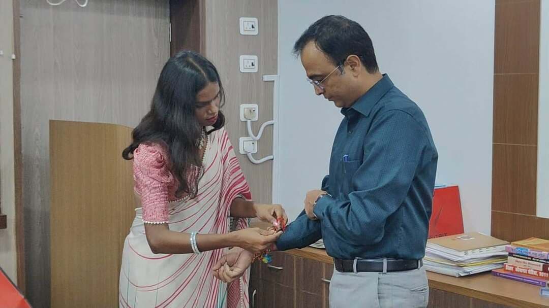 रक्षाबंधन के अवसर पर गरिमा गृह, पटना से ट्रांसजेंडर समुदाय की बहनें जिलाधिकारी, खगड़िया श्री विक्रम विरकर को रक्षासूत्र बांधने पहुंचीं। जिलाधिकारी ने कहा कि रक्षाबंधन केवल बहनों की सुरक्षा नहीं, बल्कि हर व्यक्ति और हर समुदाय की सुरक्षा, सम्मान एवं गरिमा का संकल्प है। बहनों ने कहा कि जब कई दरवाजे बंद हुए, तब जिलाधिकारी की संवेदनशीलता ने उन्हें सम्मान, अपनत्व और इस रिश्ते को महसूस करने का अवसर दिया।