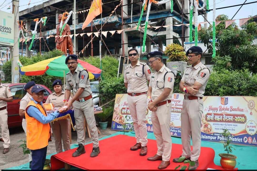 দৈনন্দিন ট্রাফিক নিয়ন্ত্রণের দায়িত্ব পালনে ট্রাফিক পুলিশকর্মীদের নিরাপদ, স্বাচ্ছন্দ্যপূর্ণ ও প্রস্তুত রাখতে প্রয়োজনীয় ডিউটি কিট বিতরণ করা হলো।
#IslampurPoliceDistrict #TrafficPolice #TrafficWarriors #RoadSafety #DutyBeyondWeather #CommunityPolicing
