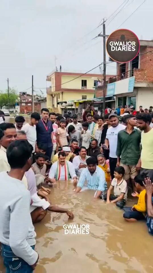 ग्वालियर: शंकरपुर की सड़कों पर जलभराव, कांग्रेस विधायक साहब सिंह गुर्जर ने पानी में शुरू किया धरना...
