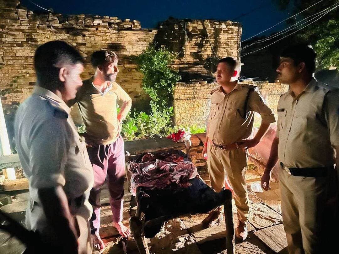 ग्वालियर पुलिस की देर रात कॉम्बिंग गश्त से बदमाशों में हड़कंप 183 फरार वारंटी गिरफ्तार एवं 260 गुण्डे-हिस्ट्रीशीटर की हुई चेकिंग
🔴 कॉम्बिंग गश्त के दौरान जिले के विभिन्न थानों में 95 स्थाई एवं 88 गिरफ्तारी सहित कुल 183 वारंटियों को किया गिरफ्तार और 260 गुण्डा, हिस्ट्रीशीटरों को किया चेक।
🔴 कॉम्बिंग गश्त के दौरान अवैध शराब के थाना मोहना एवं थाना बिजौली में 01-01 प्रकरण पंजीबद्व किया गया तथा थाना डबरा देहात में सट्टा का 01 एवं थाना भितरवार में अवैध हथियार का 01 प्रकरण पंजीबद्ध किया गया और थाना डबरा देहात में 01 अन्य कार्यवाही की गई।
ग्वालियर। 28.08.2026। त्योहारों को दृष्टिगत रखते हुए तथा जिले में कानून व्यवस्था बनाये रखने व आदतन अपराधियों पर शिकंजा कसने के उद्देश्य से वरिष्ठ पुलिस अधीक्षक ग्वालियर श्री धर्मवीर सिंह,भापुसे के निर्देश पर ग्वालियर जिले में दिनांक 27/28 अगस्त 2026 की दरमियानी रात्रि शहर व देहात के थाना क्षेत्रों में देर रात तक कॉम्बिंग गश्त किया गया। इस दौरान अति0 पुलिस अधीक्षक (मध्य/यातायात) श्री सुजावल जग्गा(भापुसे), अति0 पुलिस अधीक्षक(पूर्व) डॉ. श्री शिवेश सिंह बघेल(रापुसे), अति0 पुलिस अधीक्षक ग्रामीण श्री जयराज कुबेर(रापुसे) एवं ग्वालियर पुलिस के समस्त राजपत्रित अधिकारियों द्वारा अपने-अपने अधीनस्थ थाना प्रभारियों के साथ मय पुलिस बल के ग्वालियर शहर एवं देहात क्षेत्र में कॉम्बिंग गश्त किया।
इस अवसर पर वरिष्ठ पुलिस अधीक्षक ग्वालियर द्वारा शहर में स्वयं कॉम्बिंग गश्त का जायजा लिया और पुलिस अधिकारियों को प्रभावी कार्यवाही करने हेतु निर्देशित किया गया। ग्वालियर पुलिस के अधिकारियों द्वारा अधीनस्थ थाना बल के साथ अपने-अपने क्षेत्र में पैदल गश्त किया गया। इस दौरान उनके द्वारा फरारी बदमाशों, वारंटियों, गुण्डों, हिस्ट्रीशीटरों एवं जिला बदर के आरोपियों की उनके घरों पर चेकिंग के साथ ही बैंक एटीएम एवं होटल, लॉज, धर्मशाला, ढाबों को भी चेक किया। इस गश्त के लिये पुलिस की टीमें बनाकर शहर व देहात क्षेत्रों में संवेदनशील इलाकों में भी गश्त की गई। इस दौरान पुलिस द्वारा संदिग्ध वाहनों तथा मुंह बांधे दो पहिया वाहन चालकों की चेकिंग की गई।
*इस दौरान पुलिस ने जिले में कुल 95 स्थाई वारंट, 88 गिरफ्तारी वारंट तामील कराये गये साथ ही 131 गुण्डा एवं 129 हिस्ट्रीशीटरों को चेक किया। कॉम्बिंग गश्त के दौरान अवैध शराब के थाना मोहना एवं थाना बिजौली में 01-01 प्रकरण पंजीबद्ध किया गया तथा थाना डबरा देहात में सट्टा का 01 एवं थाना भितरवार में अवैध हथियार का 01 प्रकरण पंजीबद्ध किया गया और थाना डबरा देहात में 01 अन्य कार्यवाही की गई।*
कॉम्बिंग गश्त के दौरान पुलिस द्वारा कई सक्रिय बदमाशों के विरूद्ध प्रतिबंधात्मक कार्यवाही भी की गई साथ ही गुण्डों एवं हिस्ट्रीशीटरों के रिकॉर्ड को अपडेट किया। शहर व देहात क्षेत्र की गली मौहल्लों में घूमकर पुलिस ने गुण्डे, बदमाशों की धरपकड़ की। वरिष्ठ पुलिस अधीक्षक ग्वालियर द्वारा जिले में कानून व्यवस्था बनाये रखने के उद्देश्य से यह कॉम्बिंग गश्त कराई गई। पुलिस टीमों द्वारा गुण्डों एवं बदमाशों तथा जिला बदर के आरोपियों के घर जाकर उनकी जानकारी ली गई, चैकिंग के दौरान प्रत्येक गुण्डा, बदमाश को चेतावनी भी दी गई कि यदि वह किसी भी आपराधिक गतिविधियों में संलिप्त पाया जाता है तो उनके विरूद्ध सख्त कार्यवाही की जायेगी। कॉम्बिंग गश्त के दौरान जेल से रिहा होकर आये आरोपियों को भी चेक किया गया। अपराध नियंत्रण एवं कानून व्यवस्था बनाये रखने के उद्देश्य से ग्वालियर पुलिस द्वारा की गई यह कार्यवाही लगातार जारी रहेगी।
#MpPolice
Madhya Pradesh Police Jansampark Madhya Pradesh Home Department of Madhya Pradesh
