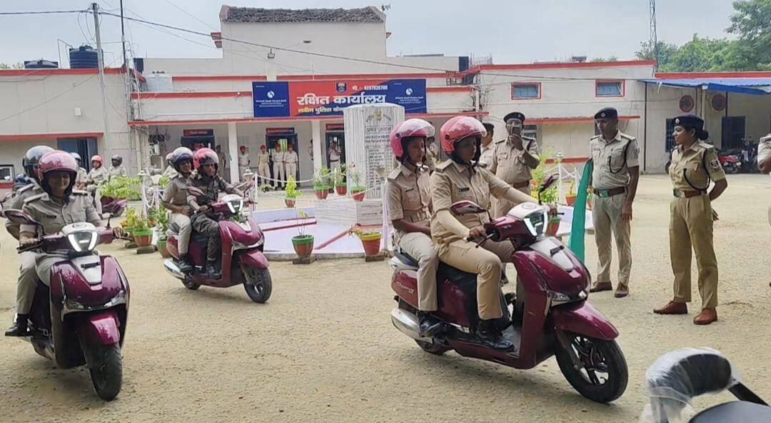 पुलिस उपाधीक्षक, रक्षित के नेतृत्व में नवीन पुलिस केंद्र, भोजपुर(आरा) से भोजपुर पुलिस की अभया ब्रिगेड हेतु आवंटित 20 स्कूटर और 15 मोटरसाइकिल (कुल 35 वाहनों) का लोकार्पण किया गया
दिनांक 26.08.2026 को माननीय मुख्यमंत्री, बिहार श्री सम्राट चौधरी जी के कर-कमलों द्वारा राज्यभर की पुलिस व्यवस्था को और अधिक सुदृढ़ एवं प्रभावी बनाने के उद्देश्य से 'पुलिस दीदी' (अभया ब्रिगेड) हेतु कुल 4,700 स्कूटर एवं मोटरसाइकिलों का वृहद स्तर पर लोकार्पण किया गया था।
इसी महत्वाकांक्षी राज्यव्यापी अभियान के तहत आज पुलिस उपाधीक्षक, रक्षित के नेतृत्व में नवीन पुलिस केंद्र, भोजपुर(आरा) से भोजपुर पुलिस की अभया ब्रिगेड हेतु आवंटित 20 स्कूटर और 15 मोटरसाइकिल (कुल 35 वाहनों) का लोकार्पण किया गया।
अभया ब्रिगेड महिला पुलिसकर्मियों की एक विशेष पहल है, जिसका उद्देश्य महिलाओं एवं बालिकाओं की सुरक्षा, शिकायतों के त्वरित निवारण तथा सार्वजनिक स्थलों पर सुरक्षित वातावरण उपलब्ध कराना है।