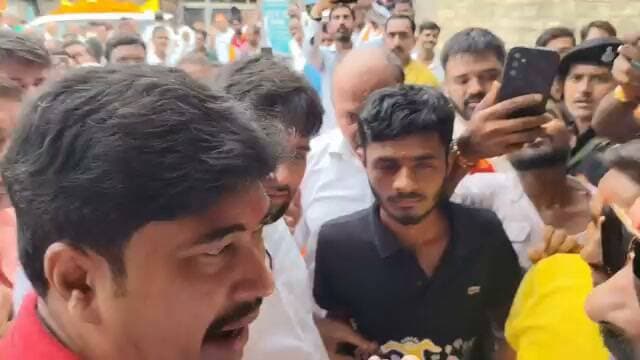 क्षेत्रीय भ्रमण के दौरान बाहुबली पूर्व विधायक अनंत सिंह के काफिले में अव्यवस्था का मामला सामने आया है। काफिले में शामिल लोगों द्वारा धक्का दिए जाने से नाराज होकर एक समर्थक उग्र हो गया और उसने सीधे अनंत सिंह तथा केंद्रीय मंत्री ललन सिंह से समर्थकों के रवैये को लेकर कड़ी नाराजगी जताई।
वार्ड नंबर 12 के निवासी कमल विष्णु अनंत सिंह के समर्थकों के व्यवहार से बेहद नाराज हो गए। धक्का-मुक्की की घटना से आक्रोशित होकर उन्होंने अनंत सिंह और ललन सिंह के सामने ही अपना विरोध दर्ज कराया। कमल विष्णु ने गंभीर आरोप लगाते हुए कहा कि "आपके जितने भी समर्थक हैं, वे पूरी तरह बेलगाम हो चुके हैं।"
#Mokama #मोकामा #AnantSingh