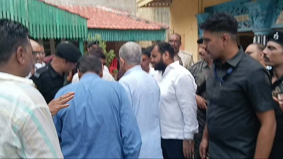 #AnantSingh क्षेत्र में लगातार हो रही जलजमाव की समस्या से परेशान ग्रामीणों की शिकायत के बाद केंद्रीय मंत्री ललन सिंह ने कड़ा रुख अपनाया है। वार्ड नंबर 2 में जलजमाव की गंभीर स्थिति को देखते हुए मंत्री ने कार्यपालक पदाधिकारी संतोष कुमार रजक को जमकर फटकार लगाई।
स्थानीय निवासियों का कहना है कि जलजमाव के कारण आवागमन पूरी तरह बाधित हो गया है और नारकीय स्थिति उत्पन्न हो चुकी है। बीमारी फैलने का खतरा भी लगातार बना हुआ है। मामले की गंभीरता को देखते हुए केंद्रीय मंत्री ने स्पष्ट निर्देश दिया कि वार्ड नंबर 2 से जलजमाव की समस्या का समाधान 'आज के आज' सुनिश्चित किया जाए।
#Mokama