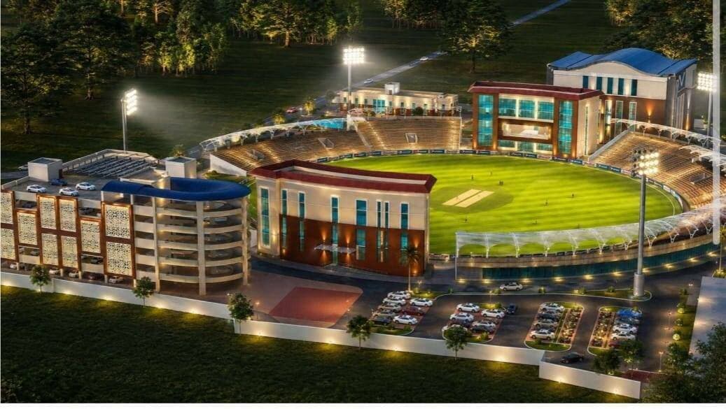 *दरभंगा में 200 करोड़ की लागत से बनेगा राष्ट्रीय स्तर का खेल परिसर , सम्राट चौधरी सरकार ने विकास का एक और नया अध्याय जोड़ा : संजय सरावगी*
*अब मिथिला की प्रतिभाएं नहीं रहेंगी सुविधाओं से वंचित, नेहरू स्टेडियम बनेगा ‘सेंटर ऑफ एक्सीलेंस’ : भाजपा प्रदेश अध्यक्ष*
*एनडीए सरकार की सोच स्पष्ट है—बिहार की प्रतिभा को बिहार में ही मिलेगा विश्वस्तरीय अवसर : संजय सरावगी*
*10 एकड़ में बनेगा अत्याधुनिक क्रिकेट स्टेडियम और स्पोर्ट्स कॉम्प्लेक्स, दरभंगा बनेगा खेल प्रतिभाओं का हब: संजय सरावगी*
*सम्राट चौधरी के नेतृत्व में बदल रही बिहार की तस्वीर, विकास के साथ युवाओं के भविष्य पर भी बड़ा निवेश : संजय सरावगी*
पटना, 28 अगस्त। बिहार भाजपा के प्रदेश अध्यक्ष सह दरभंगा नगर विधायक संजय सरावगी ने कहा कि मुख्यमंत्री सम्राट चौधरी के नेतृत्व में एनडीए सरकार बिहार के विकास को नई दिशा और नई गति देने में जुटी है। दरभंगा के ऐतिहासिक नेहरू स्टेडियम को राष्ट्रीय स्तर का खेल परिसर के रूप में विकसित करने की योजना इसका बड़ा उदाहरण है। लगभग 200 करोड़ रुपये की लागत से 10 एकड़ में विकसित होने वाला यह खेल परिसर दरभंगा के विकास की दिशा में एक ऐतिहासिक कदम साबित होगा।
प्रदेश अध्यक्ष संजय सरावगी ने मुख्यमंत्री सम्राट चौधरी के साथ लोक सेवक आवास स्थित संकल्प सभागार में हुई बैठक में नेहरू स्टेडियम के प्रस्तावित कायाकल्प और ‘सेंटर ऑफ एक्सीलेंस’ की विस्तृत समीक्षा की। इस दौरान प्रस्तावित क्रिकेट स्टेडियम और स्पोर्ट्स कॉम्प्लेक्स के प्रस्तुतीकरण का भी अवलोकन किया गया।
उन्होंने कहा कि लंबे समय से मिथिलांचल की खेल प्रतिभाएं बेहतर सुविधाओं के अभाव में अपनी पूरी क्षमता का प्रदर्शन नहीं कर पाती थीं। अब एनडीए सरकार ने इस कमी को दूर करने की दिशा में निर्णायक पहल की है। अब दरभंगा के खिलाड़ियों को बड़े शहरों की ओर सुविधाओं के लिए पलायन नहीं करना पड़ेगा, बल्कि विश्वस्तरीय प्रशिक्षण और संसाधन उनके अपने शहर में उपलब्ध होंगे।
प्रस्तावित परिसर में राष्ट्रीय स्तर का अत्याधुनिक क्रिकेट स्टेडियम होगा, जिसमें डे-नाइट मैचों के लिए हाई मास्ट लाइट्स, हाइब्रिड टर्फ पिच और सर्वसुविधायुक्त पवेलियन की व्यवस्था होगी। वहीं इंडोर मल्टीपरपज हॉल में स्विमिंग पूल, बॉक्सिंग रिंग, जूडो-रेसलिंग क्षेत्र, चार बैडमिंटन कोर्ट, बास्केटबॉल, स्क्वैश और जिम जैसी आधुनिक सुविधाएं उपलब्ध होंगी।
संजय सरावगी ने कहा कि डे नाइट मैच भी खेलने की भी व्यवस्था होगी और खिलाड़ियों के बेहतर प्रदर्शन के लिए स्पोर्ट्स साइंस, बायो-मैकेनिक्स, और मेडिकल सुविधाएं भी विकसित की जाएंगी। बाहर से आने वाले खिलाड़ियों के लिए 100 बेड का छात्रावास, गेस्ट हाउस और डाइनिंग हॉल होगा। लॉन टेनिस, वॉलीबॉल और नेट प्रैक्टिस पिच के साथ सौर ऊर्जा आधारित व्यवस्था और मल्टी लेवल पार्किंग भी प्रस्तावित है।
भाजपा प्रदेश अध्यक्ष ने कहा कि एनडीए सरकार केवल सड़क, पुल और भवन नहीं बना रही, बल्कि बिहार की नई पीढ़ी के भविष्य का निर्माण कर रही है। खेल अधोसंरचना में किया जा रहा यह निवेश प्रधानमंत्री नरेंद्र मोदी के विकसित भारत के संकल्प और मुख्यमंत्री सम्राट चौधरी के विकसित बिहार के लक्ष्य को धरातल पर उतारने की दिशा में महत्वपूर्ण कदम है।
उन्होंने कहा कि दरभंगा के लिए यह केवल स्टेडियम नहीं, बल्कि हजारों युवाओं के सपनों को उड़ान देने वाला अवसर है। जिस मिथिला ने देश को शिक्षा, संस्कृति और कला के क्षेत्र में असाधारण प्रतिभाएं दी हैं, अब उसी मिथिला की खेल प्रतिभाएं भी राष्ट्रीय और अंतरराष्ट्रीय मंच पर अपनी पहचान बनाएंगी।
सरावगी ने कहा कि मुख्यमंत्री सम्राट चौधरी के नेतृत्व में एनडीए सरकार दरभंगा को विकास की नई पहचान दे रही है। आने वाले दिनों में यह सेंटर ऑफ एक्सीलेंस दरभंगा को बिहार के प्रमुख खेल केंद्र के रूप में स्थापित करेगा और यहां से निकलने वाली प्रतिभाएं बिहार का नाम देश-दुनिया में रोशन करेंगी।