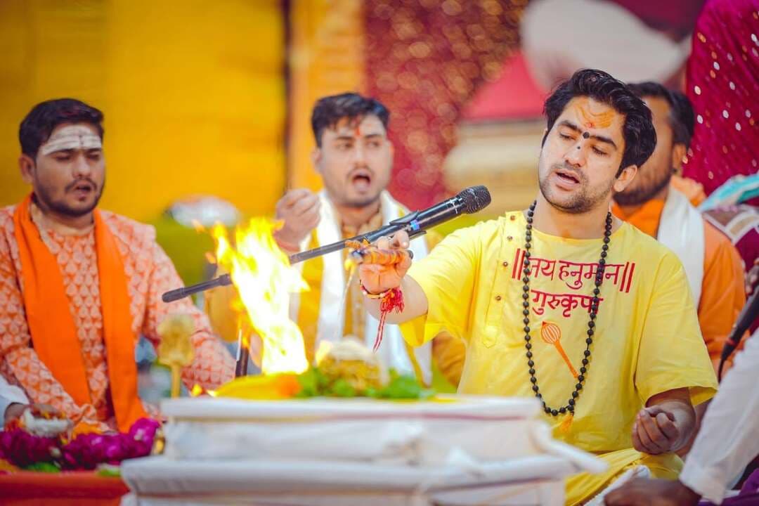 बागेश्वर धाम में आठवां ऑनलाइन हनुमान चालीसा हवन संपन्न, लाखों परिवार जुड़े.
छतरपुर बागेश्वर धाम में 27 अगस्त को आठवां ऑनलाइन श्री हनुमान चालीसा हवन संपन्न हुआ। इस हवन में देश-विदेश से लाखों परिवार सोशल मीडिया के माध्यम से जुड़े। वहीं बागेश्वर धाम पहुंचकर हजारों श्रद्धालुओं ने भी सामूहिक रूप से हनुमान चालीसा की चौपाइयों के साथ यज्ञ में आहुतियां अर्पित कीं।बागेश्वर धाम की ओर से आयोजित इस ऑनलाइन हवन का उद्देश्य घर-घर में हवन की सनातन परंपरा को पुनः जागृत करना और लोगों को अपनी धार्मिक एवं आध्यात्मिक परंपराओं से जोड़ना है। बागेश्वर सरकार लगातार हवन, कथा, कन्या विवाह और दिव्य दरबार जैसे आयोजनों के माध्यम से सनातन परंपराओं के प्रति लोगों को जागरूक करने का संदेश दे रहे हैं आठवें ऑनलाइन हनुमान चालीसा हवन में भी पूर्व के आयोजनों की तरह बड़ी संख्या में श्रद्धालुओं की सहभागिता देखने को मिली। श्रद्धालुओं ने बागेश्वर सरकार के आधिकारिक यूट्यूब और फेसबुक चैनलों के माध्यम से अपने-अपने घरों से हवन में आहुति दी बागेश्वर धाम में मौजूद श्रद्धालुओं ने भी हनुमान चालीसा की चौपाइयों के साथ विधिवत आहुतियां अर्पित कीं।
इस बार हवन में पंचमुखी हनुमान जी के चित्र के समक्ष विशेष रूप से हवन किया गया। बागेश्वर सरकार ने श्रद्धालुओं से कहा कि पंचमुखी हनुमान जी का चित्र घर के ऐसे स्थान पर रखा जा सकता है, जहां से बाहर से आने-जाने वाले लोगों की आवाजाही होती है। उन्होंने श्रद्धालुओं को पंचमुखी हनुमान जी की आराधना और सकारात्मक ऊर्जा के संदेश से भी जोड़ा,बागेश्वर सरकार ने बताया कि आने वाले तीन ऑनलाइन हनुमान चालीसा हवन पितृ दोष मुक्ति के संकल्प के साथ आयोजित किए जाएंगे। इन तीन हवनों की श्रृंखला का पहला हवन 20 सितंबर को शाम 6 बजे बागेश्वर धाम में आयोजित किया जाएगा। इस बार हवन के समय में बदलाव किया गया है। इससे पहले ऑनलाइन हनुमान चालीसा हवन रात 9 बजे आयोजित किए जाते थे,वहीं बागेश्वर सरकार ने हवन में शामिल होने वाले श्रद्धालुओं से अपने अनुभव साझा करने की अपील भी की। उन्होंने कहा कि जिन श्रद्धालुओं ने दो, पांच या सभी आठ हवनों में हिस्सा लिया है और उन्हें अपने जीवन में सकारात्मक बदलाव महसूस हुआ है, वे अपने अनुभव का वीडियो बनाकर सोशल मीडिया पर साझा करें और बागेश्वर सरकार के आधिकारिक सोशल मीडिया पेज को टैग कर भेजें।
बागेश्वर धाम के ऑनलाइन हनुमान चालीसा हवन की यह श्रृंखला अब नौवें हवन की ओर बढ़ रही है, जिसमें एक बार फिर देश-विदेश के लाखों परिवारों के जुड़ने की उम्मीद है।