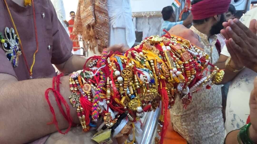 रक्षा सूत्र में बंधा आस्था का अटूट रिश्ता, चबूतरे पर बैठकर देशभर से आई बहनों ने बागेश्वर सरकार को बांधी राखी
छतरपुर रक्षाबंधन के पावन पर्व पर बागेश्वर धाम में आस्था और भाई-बहन के प्रेम का अनोखा संगम देखने को मिला। देश के अलग-अलग हिस्सों से बड़ी संख्या में बहनें बागेश्वर धाम पहुंचीं इस दौरान बागेश्वर सरकार ने चबूतरे पर बैठकर कर देश भर से आई हुई बहनों से राखी बधवाई, बहनों ने बागेश्वर सरकार को भाई मानकर उनकी कलाई पर रक्षा सूत्र बांधकर रक्षाबंधन का पर्व मनाया रक्षाबंधन का पर्व भाई-बहन के प्रेम, विश्वास और रक्षा के संकल्प का प्रतीक माना जाता है इसी भावना के साथ बागेश्वर सरकार को अपना भाई मानने वाली बहनों का धाम पहुंचने का सिलसिला देखने को मिला देश विदेश से हजारों की संख्या में पहुंचीं बहनों ने बागेश्वर सरकार की कलाई पर राखी बांधी और उनकी लंबी उम्र एवं सुख-समृद्धि की कामना की।बागेश्वर धाम पर इस दौरान उत्सव जैसा माहौल नजर आया। बहनों के चेहरों पर खुशी और उत्साह दिखाई दिया। राखी बांधने के साथ ही बहनों ने बागेश्वर सरकार से आशीर्वाद लिया।देश-विदेश में रहने वाली कई बहनें भी बागेश्वर सरकार को अपना भाई मानती हैं और रक्षाबंधन के अवसर पर उनसे जुड़कर इस पर्व को विशेष तरीके से मनाती हैं। बागेश्वर धाम में हर वर्ष रक्षाबंधन पर आस्था और भाई-बहन के इस रिश्ते की अलग ही तस्वीर देखने को मिलती इस दौरान बागेश्वर सरकार ने सभी राखी बांधने वाली बहनों को दक्षिणा भेट की रक्षा सूत्र के इस रिश्ते ने एक बार फिर यह संदेश दिया कि आस्था और विश्वास के रिश्ते भौगोलिक सीमाओं से परे होते हैं। रक्षाबंधन के मौके पर बागेश्वर धाम में हजारों बहनों की मौजूदगी ने पूरे वातावरण को भाई-बहन के स्नेह और आस्था से सराबोर कर दिया