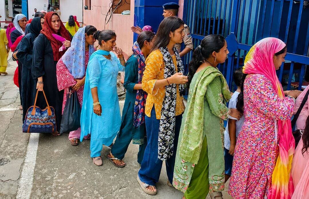 सलाखों के पीछे भी कायम रहा भाई-बहन का प्यार, राखी बांधते छलक उठीं आंखें...see more