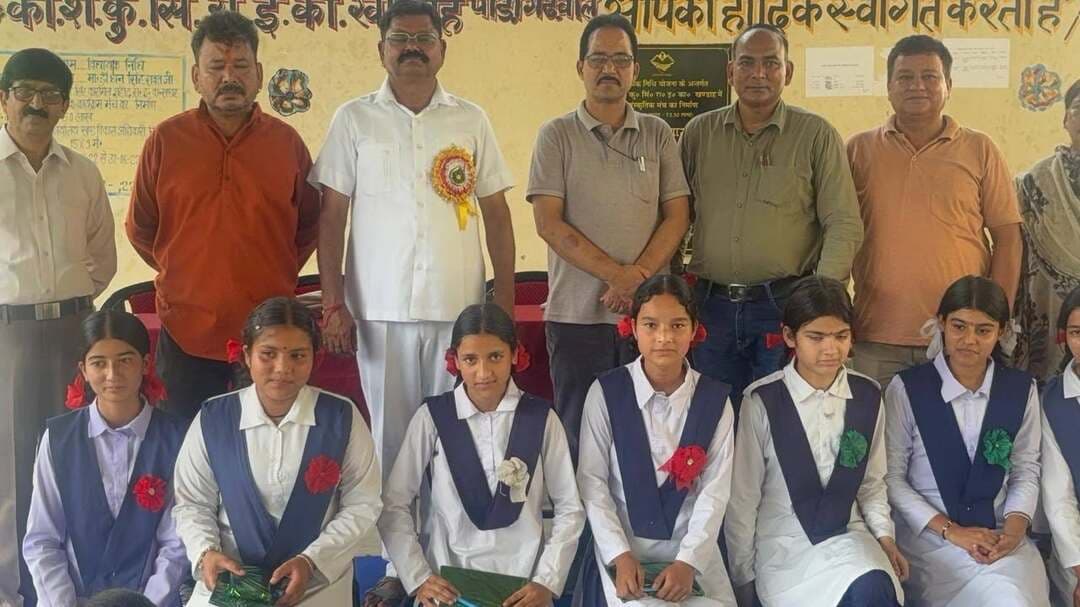 क्विज प्रतियोगिता में बद्री केदार सदन ने मारी बाजी, 56 अंकों के साथ हासिल किया प्रथम स्थान
खण्डाह। कारगिल शहीद कुलदीप सिंह राजकीय इंटर कॉलेज खण्डाह, खिर्सू, पौड़ी गढ़वाल में आयोजित क्विज प्रतियोगिता के परिणाम घोषित किए गए। पांच राउंड में हुई प्रतियोगिता में बद्री केदार सदन ने शानदार प्रदर्शन करते हुए 56 अंकों के साथ प्रथम स्थान प्राप्त किया। वहीं गंगोत्री सदन 46 अंकों के साथ उपविजेता और नन्दा देवी सदन 37 अंकों के साथ तृतीय स्थान पर रहा।
प्रतियोगिता के बाद आयोजित पारितोषिक वितरण समारोह में विजेता एवं प्रतिभागी विद्यार्थियों को पुरस्कार प्रदान कर सम्मानित किया गया। कार्यक्रम के मुख्य अतिथि सामाजिक कार्यकर्ता भोपाल सिंह चौधरी ने विद्यार्थियों को शुभकामनाएं देते हुए कहा कि इस प्रकार की प्रतियोगिताएं विद्यार्थियों के सर्वांगीण विकास, ज्ञानवर्धन, आत्मविश्वास और स्वस्थ प्रतिस्पर्धात्मक भावना के विकास में महत्वपूर्ण भूमिका निभाती हैं।
विद्यालय पहुंचने पर भोपाल सिंह चौधरी ने भाजपा के शीर्ष नेता एवं वरिष्ठ समाजसेवी डॉ. मोहन सिंह रावत ‘गांववासी’ को भी भावपूर्ण स्मरण किया। उन्होंने बताया कि राजकीय इंटर कॉलेज खण्डाह के भवन की आधारशिला डॉ. गांववासी द्वारा रखी गई थी। उन्होंने डॉ. गांववासी को सच्चा देशभक्त बताते हुए उनके साथ बिताए समय की स्मृतियां भी साझा कीं।
विद्यालय के प्रधानाचार्य विक्रम सिंह नेगी ने सभी प्रतिभागी विद्यार्थियों को शुभकामनाएं देते हुए उनके उज्ज्वल भविष्य की कामना की। आयोजक-संयोजक महेश गिरि ने प्रतियोगिता के आयोजन में विशेष सहयोग के लिए श्रीमती मीमांसा चमोली का आभार व्यक्त किया।
प्रतियोगिता में तीन टीमों ने प्रतिभाग किया। गंगोत्री सदन की टीम में सुहानी भण्डारी, इशिका चौहान और वैष्णवी गैरौला शामिल रहीं। नन्दा देवी सदन की टीम में अक्षिता गैरौला, रविन धनाई और प्रिया ने प्रतिभाग किया। वहीं बद्री केदार सदन की टीम में आंचल नेगी, अम्बिका पाण्डेय और अनन्या नेगी शामिल रहीं।
कार्यक्रम में गोविन्द सिंह नथवान, हेम चन्द्र ममगाईं, जसपाल सिंह बिष्ट, कुंजबिहारी सकलानी, भगवती प्रसाद गौड़, कुसुम लता थपलियाल एवं लक्ष्मी सेन सहित अन्य लोग उपस्थित रहे। प्रतियोगिता के सफल आयोजन में पवन ग्वाड़ी, मयंक पंत एवं राकेश रूडोला का विशेष सहयोग रहा।
प्रतियोगिता का परिणाम:
🥇 प्रथम — बद्री केदार सदन — 56 अंक
🥈 द्वितीय — गंगोत्री सदन — 46 अंक
🥉 तृतीय — नन्दा देवी सदन — 37 अंक