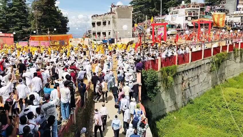 🌸🍎 फल और फूलों से हुआ अनोखा युद्ध, 8 मिनट तक बरसती रही परंपरा! 🏹
चंपावत के देवीधुरा में विश्व प्रसिद्ध बग्वाल का अद्भुत नजारा देखने को मिला। दोपहर 1:48 बजे से 1:56 बजे तक रणबांकुरों के बीच फल और फूलों से जमकर बग्वाल खेली गई।
चार खाम और सात थोक के रणबांकुरों ने परंपरा के अनुसार एक-दूसरे पर फल और फूल बरसाकर इस ऐतिहासिक लोक परंपरा को निभाया। मैदान में गूंजता उत्साह और हवा में उड़ते फल-फूलों का यह दृश्य देखने के लिए हजारों लोग जुटे।
🎥 देखिए देवीधुरा की बग्वाल का रोमांचक वीडियो—जहां युद्ध हथियारों से नहीं, फल और फूलों से खेला जाता है।
#बग्वाल #देवीधुरा #चंपावत #उत्तराखंड #बग्वालमेला #मांवाराही #लोकपरंपरा #Uttarakhand #Champawat #Bagwal