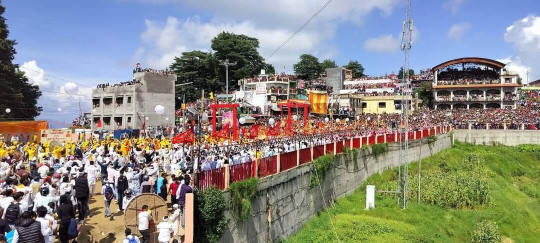 🌺 देवीधुरा में गूंजा रणबांकुरों का जोश, आठ मिनट तक खेली गई ऐतिहासिक बग्वाल
चंपावत के देवीधुरा स्थित मां वाराही मंदिर परिसर में विश्व प्रसिद्ध बग्वाल मेला हर्षोल्लास के साथ संपन्न हुआ। चार खाम और सात थोक के रणबांकुरों ने परंपरा के अनुसार मां वाराही की पूजा-अर्चना और परिक्रमा के बाद बग्वाल खेली।
⏰ दोपहर 1:48 बजे शुरू हुई बग्वाल 1:56 बजे तक चली। इस दौरान दोनों ओर से रणबांकुरों ने फल और फूलों की जमकर बरसात की। बग्वाल का रोमांचक दृश्य देखने के लिए हजारों श्रद्धालु और दर्शक मौजूद रहे।
🏹 मैदान में रणबांकुरों का उत्साह देखते ही बन रहा था। घरों की छतों से लेकर मैदान और आसपास की जगहों पर खड़े लोगों ने इस ऐतिहासिक परंपरा का विहंगम दृश्य देखा। बग्वाल समाप्त होने के बाद श्रद्धालुओं ने मां वाराही मंदिर में मत्था टेककर आशीर्वाद लिया।
#देवीधुरा #बग्वाल #बग्वालमेला #चंपावत #उत्तराखंड #मांवाराही #उत्तराखंडकीपरंपरा #Champawat #Bagwal #Uttarakhand