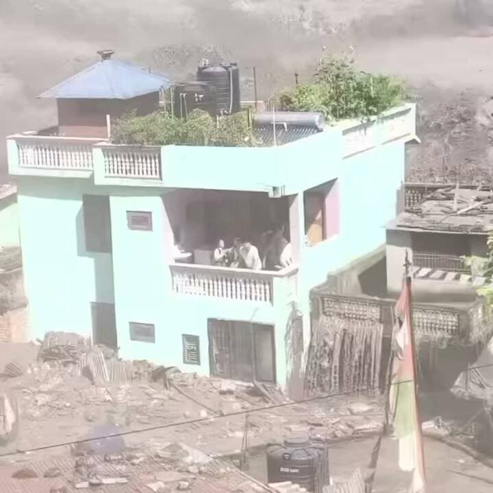 🚨 नेपाल-तिब्बत सीमा पर कुदरत का कहर, भयंकर बाढ़ से भारी तबाही! 🌊
अचानक आई तेज बाढ़ ने कई इलाकों में तबाही मचा दी। सोशल मीडिया पर वायरल वीडियो में पानी का तेज बहाव अपने रास्ते में आने वाली चीजों को बहाकर ले जाता दिखाई दे रहा है। प्रभावित क्षेत्रों में लोग सुरक्षित स्थानों की तलाश में जुटे हैं और राहत-बचाव कार्य जारी है। 🙏💔
#BreakingNews #ViralNews #NepalFlood #TibetFlood #FlashFlood #FloodAlert #NaturalDisaster #Floods #NepalNews #TibetNews #ViralVideo #Trending #LatestNews #DisasterNews #RescueOperation #WeatherAlert #WorldNews #NewsUpdate