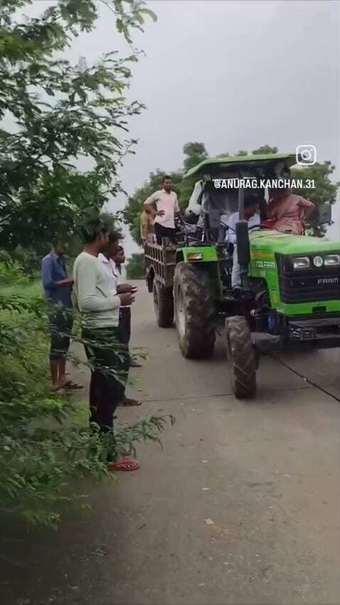 हमीरपुर जिले की सरीला तहसील के उमरिया पुल की हालात पहली बार इतनी खतरनाक
ट्रैक्टर भी बंद हो आहे