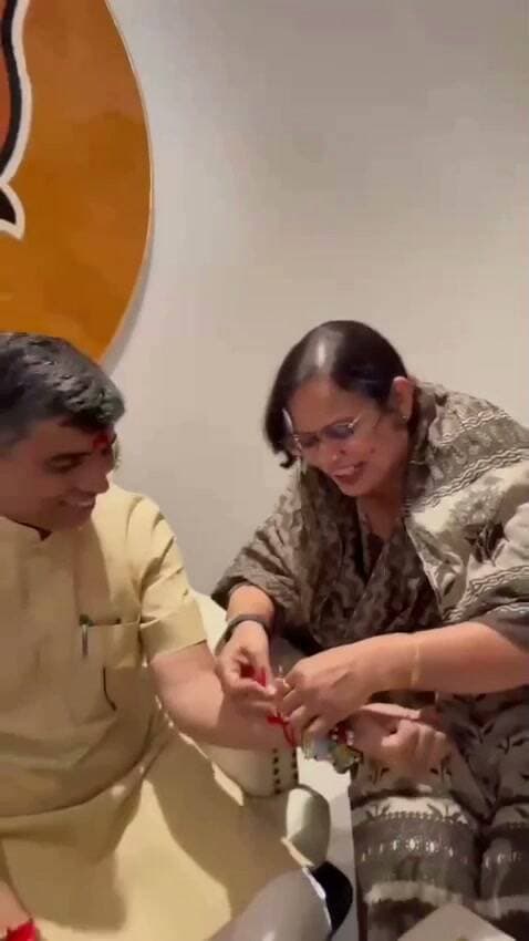 हरियाणा की महिला अध्यापिकाओं ने शिक्षा मंत्री महीपाल ढांडा को बांधी राखी
महिला शिक्षक बोली भगवान ऐसा भाई सबको दे
महिला शिक्षकों ने शिक्षा मंत्री के उज्ज्वल भविष्य की करी कामना
हरियाणवी गीतों के माध्यम से महिला अध्यापिकाओं ने गाए मंगल गीत
शिक्षा मंत्री के स्कूलों में दौरे से बच्चों और अध्यापकों में बढ़ता है उत्साह
शिक्षा मंत्री महिपाल ढांडा के देसी अंदाज के बच्चे और शिक्षक हुए कायल