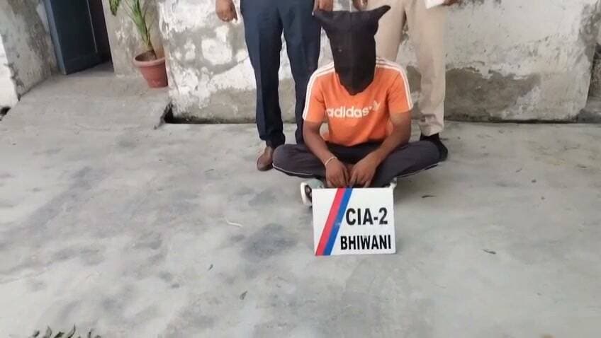 सीआईए स्टाफ-2 भिवानी ने तोशाम बाईपास से एक युवक को बिना लाइसेंस के अवैध हथियार रखने के मामले में किया गिरफ्तार
*पुलिस टीम ने आरोपी से एक देसी कट्टा किया बरामद।*
पुलिस अधीक्षक भिवानी श्री सुमित कुमार, IPS द्वारा जिला पुलिस को जिले में बिना लाइसेंस अवैध हथियार रखने वाले तथा अवैध हथियारों का सोशल मीडिया पर प्रदर्शन करने वाले व्यक्तियों के विरुद्ध प्रभावी कानूनी कार्रवाई करने के निर्देश दिए गए हैं। इन्हीं निर्देशों के तहत कार्रवाई करते हुए सीआईए स्टाफ-2 भिवानी की टीम ने एक युवक को अवैध हथियार रखने के मामले में गिरफ्तार करने में सफलता हासिल की है।
दिनांक 27.08. 2026 को सीआईए स्टाफ-2 भिवानी के मुख्य सिपाही अजय कुमार अपनी टीम के साथ गश्त एवं पड़ताल ड्यूटी के दौरान तोशाम बाईपास चौक, भिवानी पर मौजूद थे। इसी दौरान पुलिस टीम को विश्वसनीय सूत्रों से सूचना प्राप्त हुई कि दिनोद नहर पुल, भिवानी के नजदीक हनुमान मंदिर के पास एक युवक खड़ा है, जिसके पास बिना लाइसेंस का अवैध हथियार है। सूचना की गंभीरता को देखते हुए पुलिस टीम ने तुरंत बताए गए स्थान पर पहुंचकर कार्रवाई की तथा एक युवक को अवैध हथियार सहित काबू किया।
✍️ *गिरफ्तार किए गए आरोपी की पहचान पुनीत पुत्र शिव कुमार निवासी डीसी कॉलोनी, भिवानी के रूप में हुई है।*
*पुलिस टीम ने आरोपी के कब्जे से एक देसी कट्टा बरामद किया है।*
आरोपी पुनीत के विरुद्ध शस्त्र अधिनियम के तहत थाना शहर भिवानी में अभियोग पंजीबद्ध कर आगामी कानूनी कार्रवाई अमल में लाई गई है। प्रारंभिक पूछताछ में आरोपी ने बताया कि वह पढ़ाई करता है तथा अपना शौक पूरा करने के लिए उक्त अवैध हथियार लेकर आया था।
गिरफ्तार आरोपी को आज माननीय न्यायालय में पेश किया गया, जहां माननीय न्यायालय द्वारा आरोपी को जिला कारागार भेजने के आदेश दिए गए।
पुलिस प्रवक्ता, भिवानी।।
