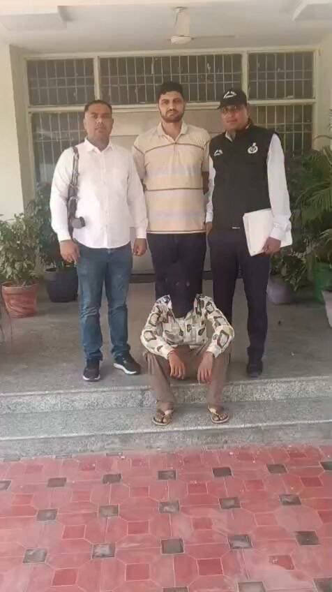 भिवानी में जान से मारने की नीयत से गोली चलाने की वारदात में शामिल ₹ 5,000 के इनामी अपराधी को किया गिरफ्तार
आरोपी ने अपने दो अन्य साथियों के साथ मिलकर वारदात को दिया था अंजाम
पुलिस अधीक्षक भिवानी सुमित कुमार, IPS द्वारा जिला पुलिस को जिले में संगीन अपराधों में शामिल एवं इनामी अपराधियों की गिरफ्तारी के संबंध में प्रभावी कार्रवाई करने के निर्देश दिए गए थे। इन्हीं निर्देशों के तहत कार्रवाई करते हुए सीआईए स्टाफ प्रथम भिवानी की टीम ने जान से मारने की नीयत से गोली चलाने के मामले में फरार चल रहे ₹ 5,000/- रु के इनामी अपराधी को गिरफ्तार करने में सफलता हासिल की है।
संदीप निवासी रिवाड़ी खेड़ा ने थाना सदर भिवानी में शिकायत दर्ज करवाई थी। शिकायतकर्ता ने पुलिस को बताया कि दिनांक 09.05.2026 को वह अपने घर के बाहर सब्जी पैक कर रहा था। इसी दौरान एक मोटरसाइकिल पर सवार होकर तीन युवक वहां आए। इसी दौरान आरोपी ने शिकायतकर्ता संदीप को जान से मारने की नीयत से गोली चला दी, जिसमें शिकायतकर्ता बाल-बाल बच गया। वारदात को अंजाम देने के बाद आरोपी मोटरसाइकिल पर सवार होकर मौके से फरार हो गए। शिकायत के आधार पर थाना सदर भिवानी में संबंधित धाराओं के तहत अभियोग दर्ज कर जांच शुरू की गई थी।
दिनांक 27.08.2026 को सीआईए स्टाफ प्रथम भिवानी के उप निरीक्षक अनिल कुमार ने अपनी टीम के साथ मिलकर प्रभावी कार्रवाई करते हुए उक्त मामले में फरार चल रहे ₹ 5,000/- के इनामी आरोपी को भिवानी से गिरफ्तार कर लिया।
✍️ *गिरफ्तार आरोपी की पहचान विजय सिंह पुत्र जिले सिंह निवासी काहनी, जिला रोहतक के रूप में हुई है।*
अभियोग में पुलिस टीम द्वारा आरोपी के दो अन्य साथियों को पहले ही गिरफ्तार किया जा चुका है। आरोपी महनत मजदूरी का काम करता है और आरोपी विजय ने ही संदीप पर गोली चलाई थी गिरफ्तार आरोपी विजय सिंह को आज माननीय न्यायालय में पेश किया गया, जहां माननीय न्यायालय द्वारा आरोपी को जिला कारागार भेजने के आदेश दिए गए। वही अभियोग में अन्य आरोपियों की गिरफ्तारी के प्रयास किए जा रहे हैं जिन्हें जल्द ही गिरफ्तार किया जाएगा।
पुलिस प्रवक्ता, भिवानी।।